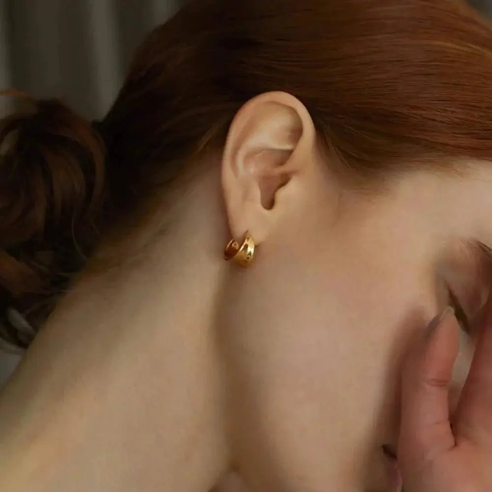 ボタニカルフープピアス S ゴールド 着用 | 肌馴染みの良いゴールドカラーと有機的なフォルムの調和