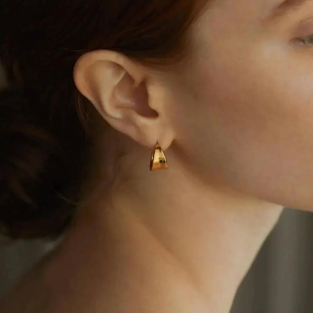 ボタニカルフープピアス S ゴールド 耳元 | 繊細な彫刻のようなディテールが際立つスタッドピアス