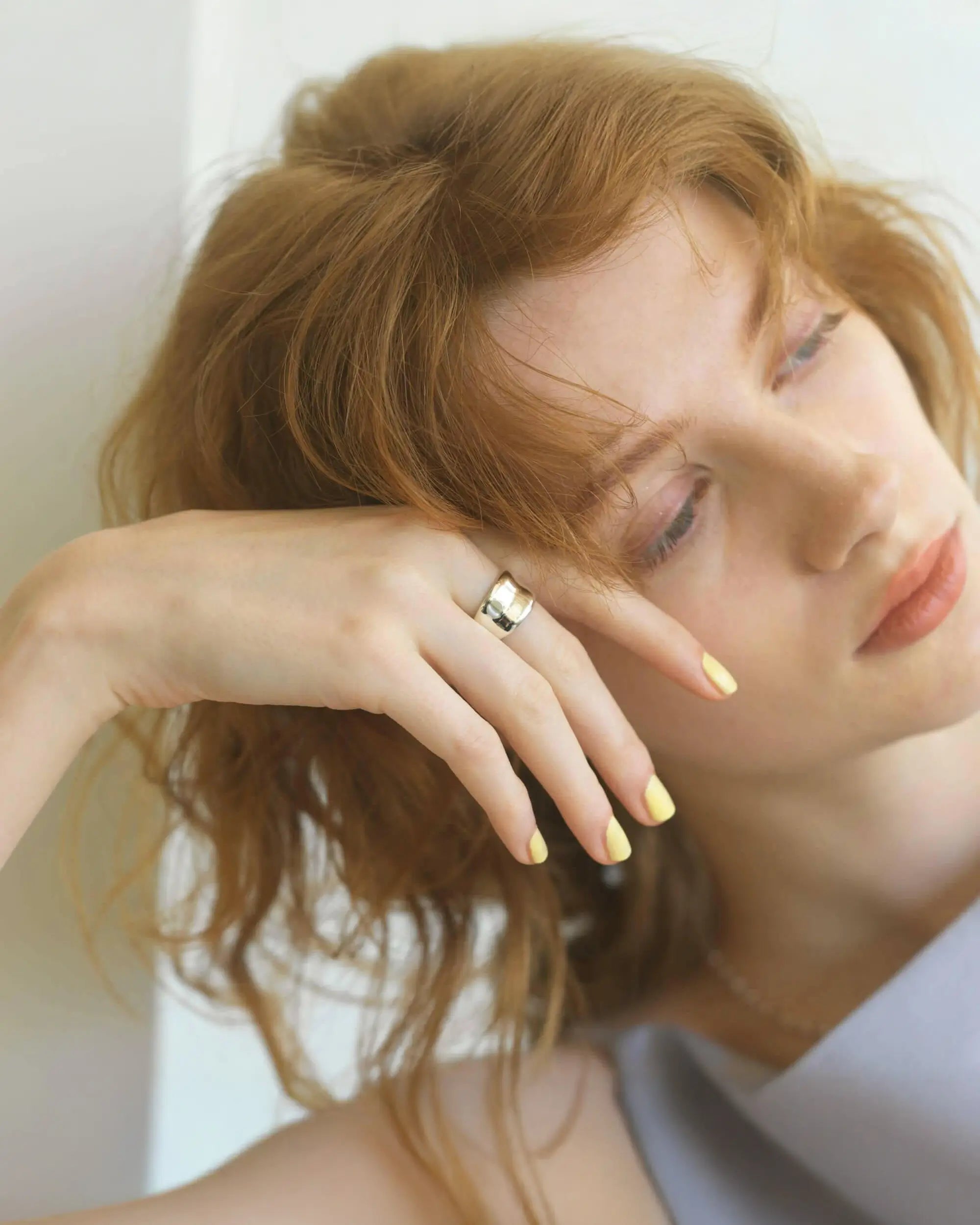 ボタニカルリング シルバー925 手元 | ボリュームがありながら指に馴染む緩やかなカーブ