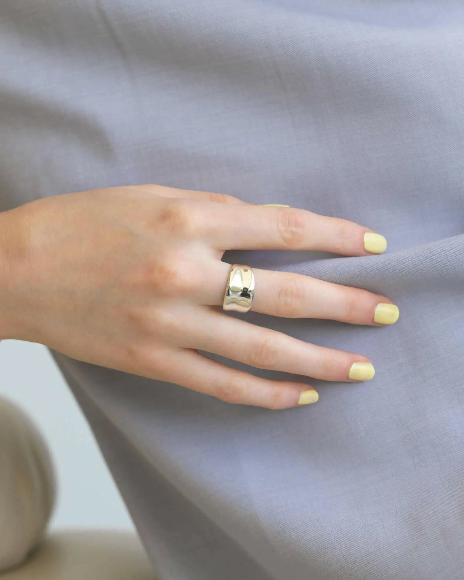 ボタニカルリング 着用 | モードな装いにナチュラルなエレガンスをプラス