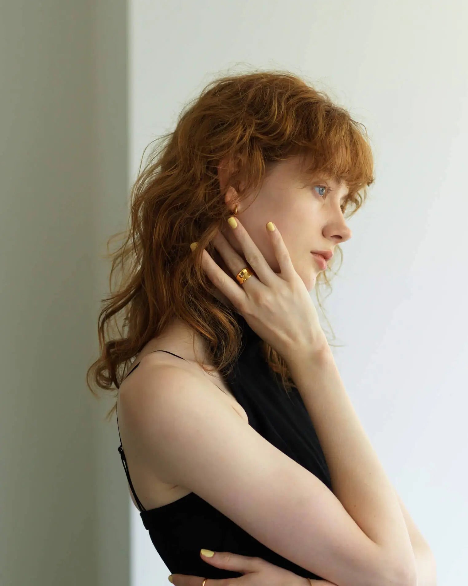 ボタニカルリング ゴールド 着用画像 | 18Kコーティングの華やかな輝きが手元を彩る