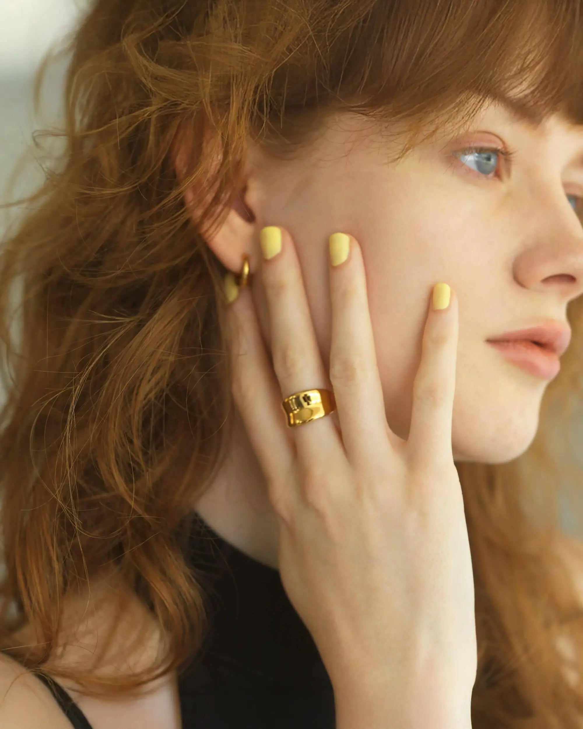 ボタニカルリング ゴールド 手元 | 植物の葉や茎を思わせる柔らかなラインのディテール