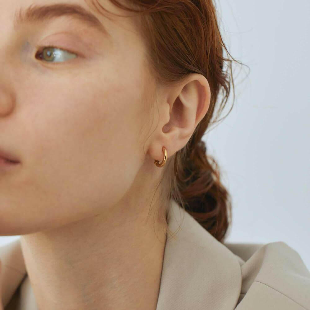 クラシックフープイヤリング ゴールド 着用画像 | オフィスでも使えるシンプルで洗練されたノンホールピアス