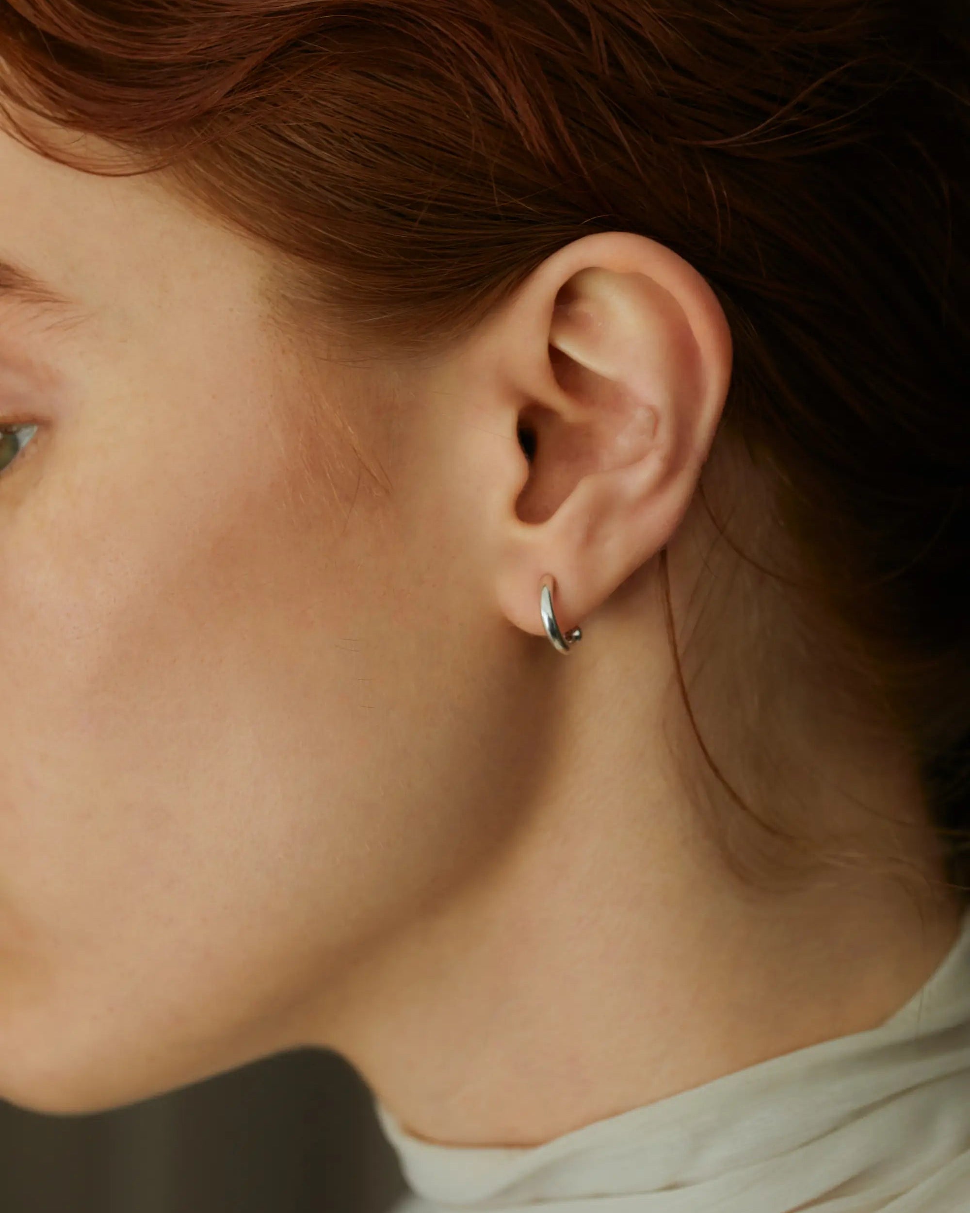 クラシックフープイヤリング(シルバー)の耳元アップ。ニッケルフリー仕上げで肌に優しい、金属アレルギー対応のフープイヤリング。