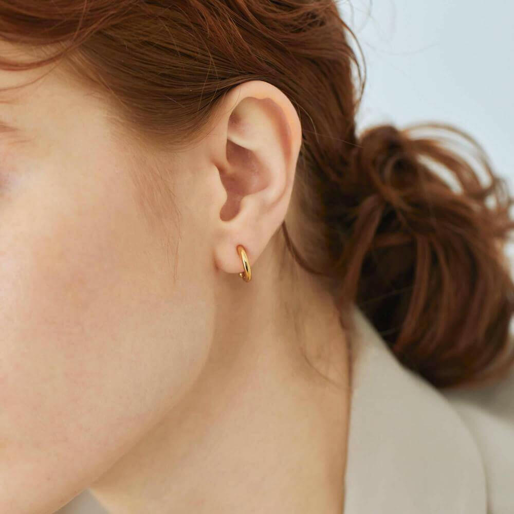 クラシックフープイヤリング ゴールド 横顔 | 肌馴染みの良い18Kコーティングのシンプルイヤリング