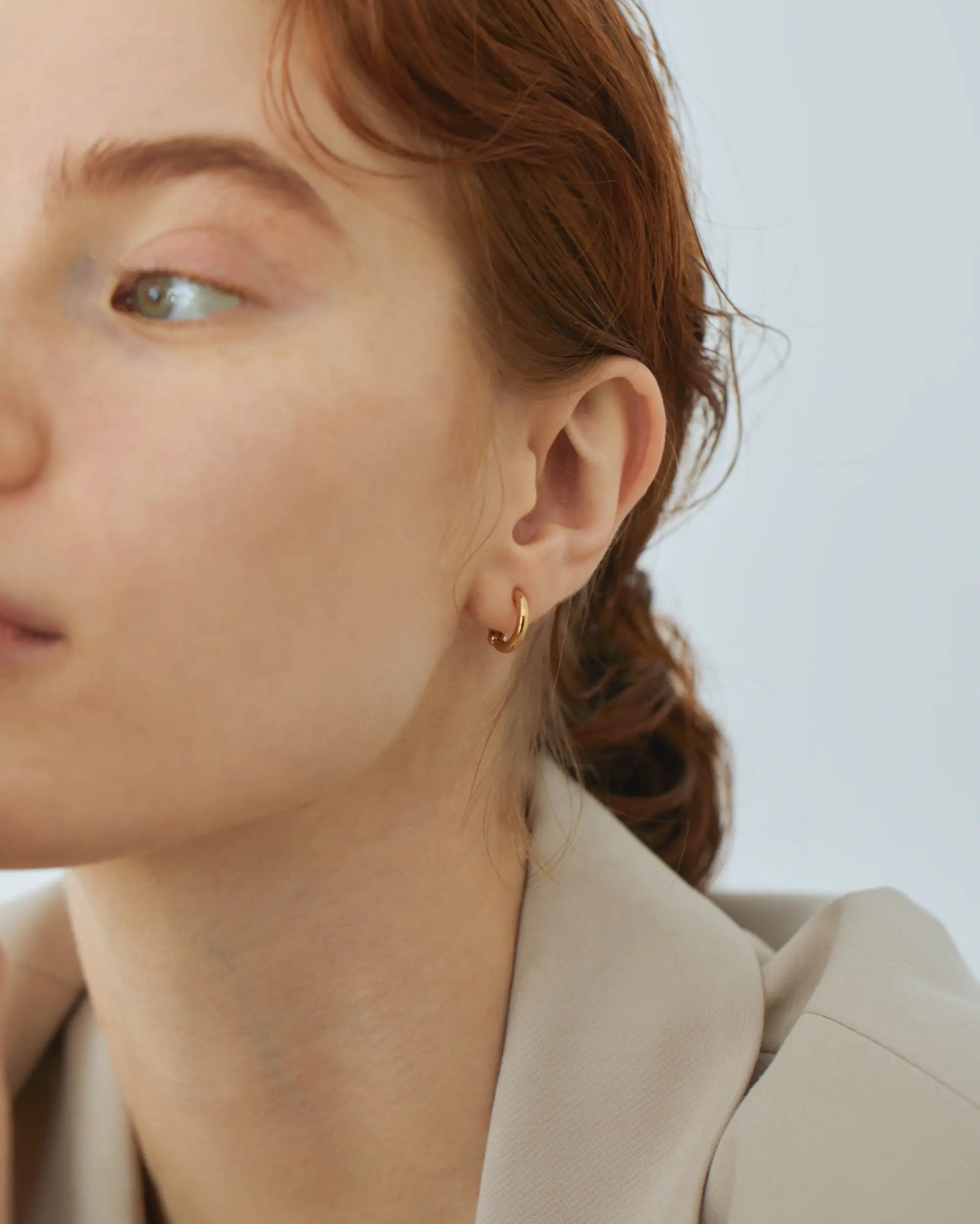 18Kコーティングを施したクラシックフープイヤリング(ゴールド)の着用画像。ピアス穴が開いていなくても楽しめる大人向けジュエリー。