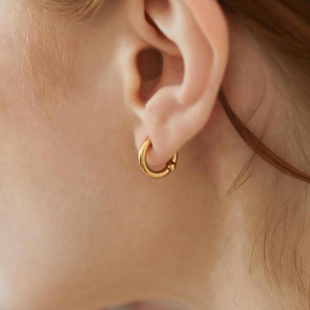 クラシックフープイヤリング ゴールド 耳元 | まるでピアスのような一体感のある装着イメージ