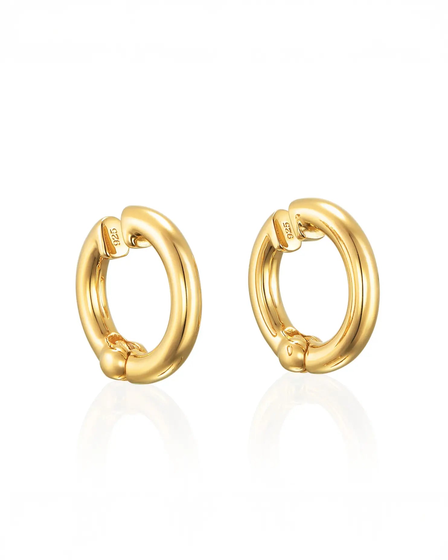クラシックフープイヤリング(ゴールド)の正面ペア白背景画像。縦横約14mm、幅約2.3mmの程よい存在感。