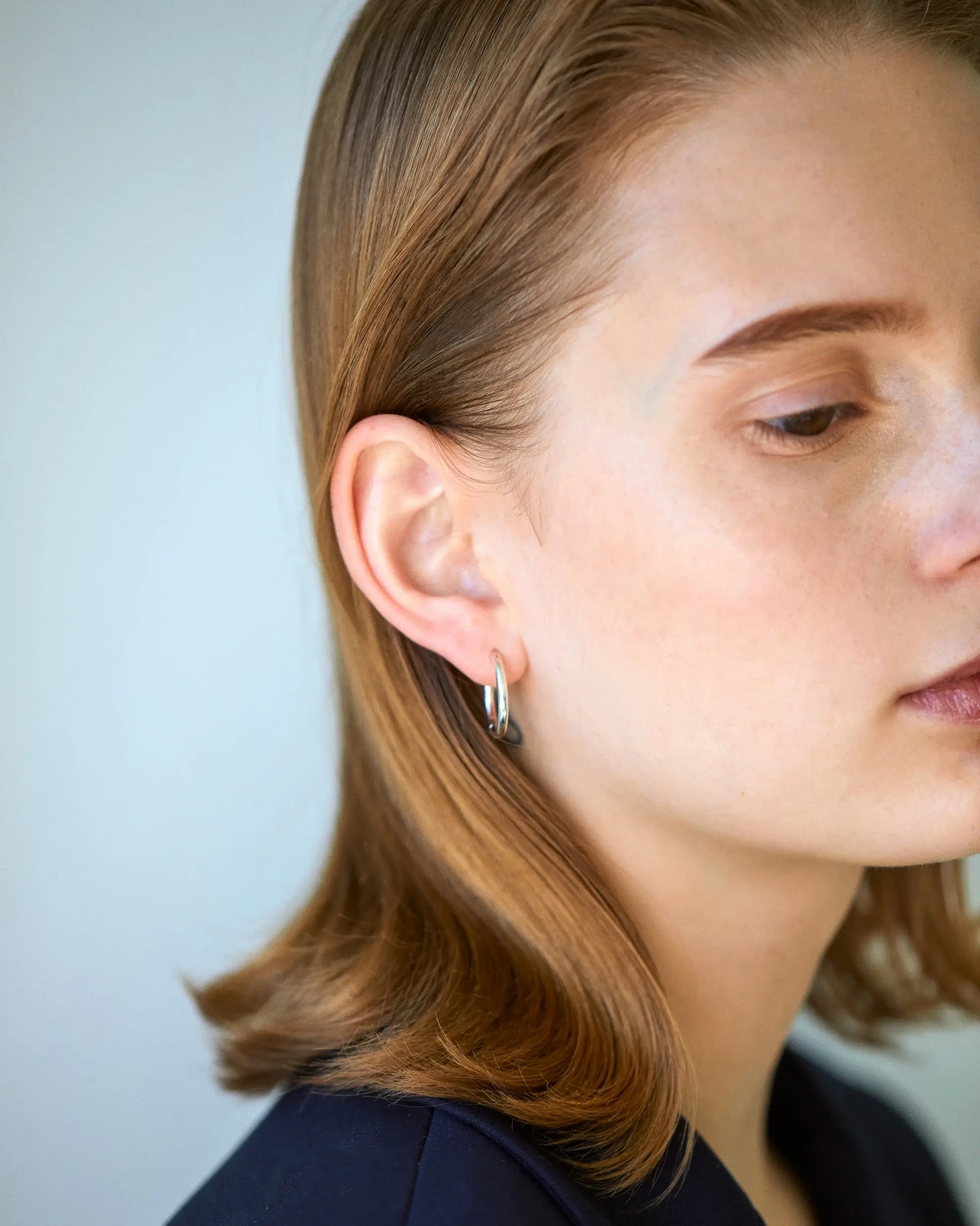クラシックフープピアス M シルバー 着用画像 | 横顔を美しく魅せるボリューム感のあるシルバーピアス