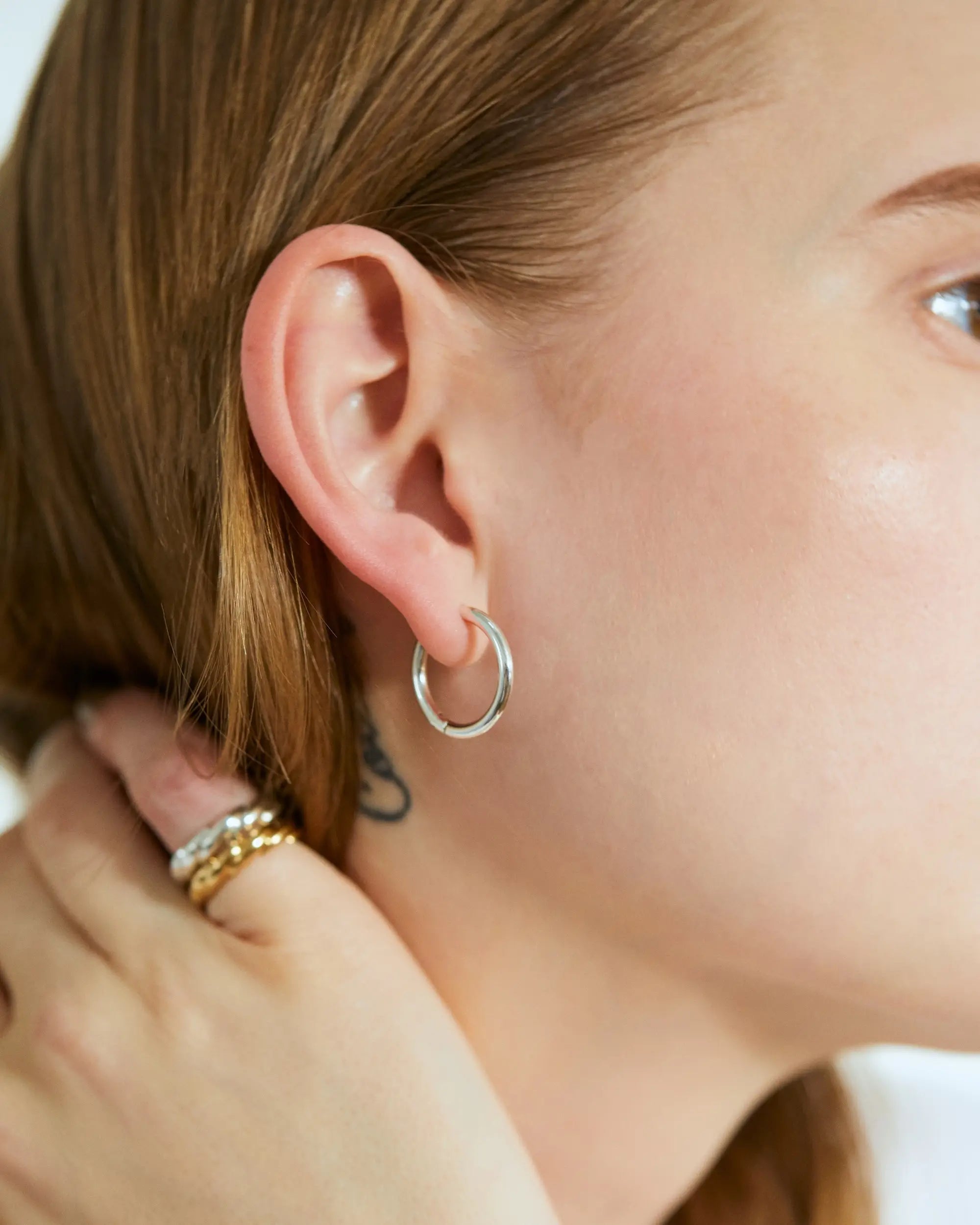 クラシックフープピアス M シルバー 着用画像 | リングと合わせる大ぶりシルバーアクセコーデ