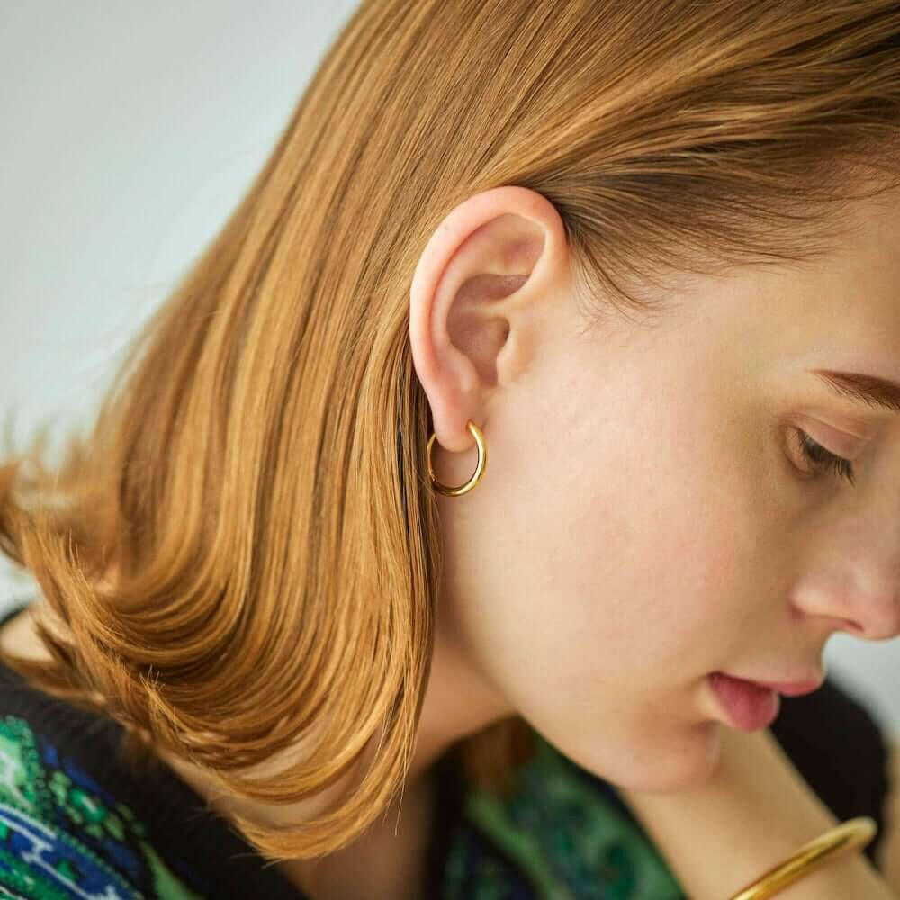 クラシックフープピアス M ゴールド 着用画像 | バングルと合わせる18Kコーティングの華やかコーデ