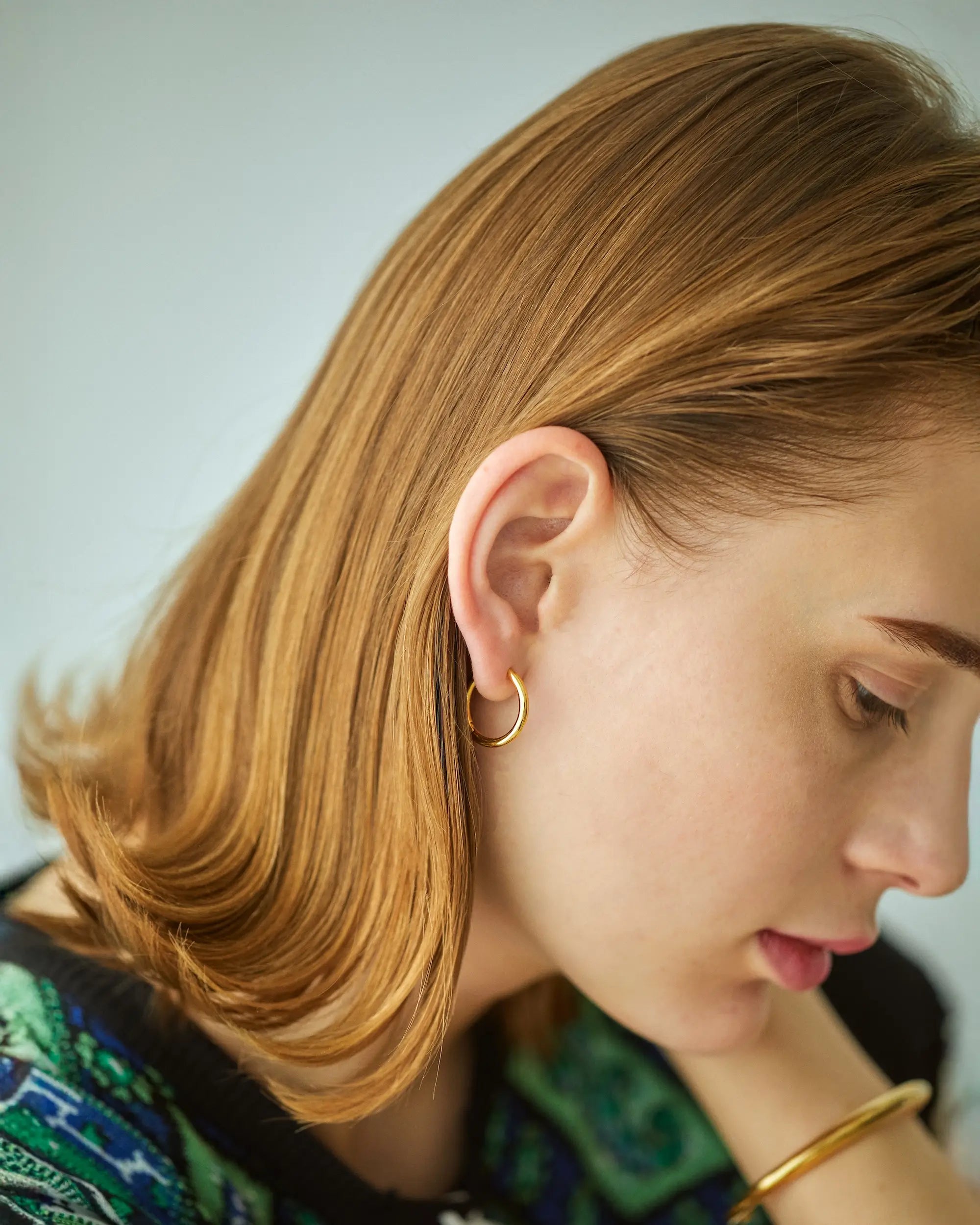 クラシックフープピアス M ゴールド 着用画像 | バングルと合わせる18Kコーティングの華やかコーデ