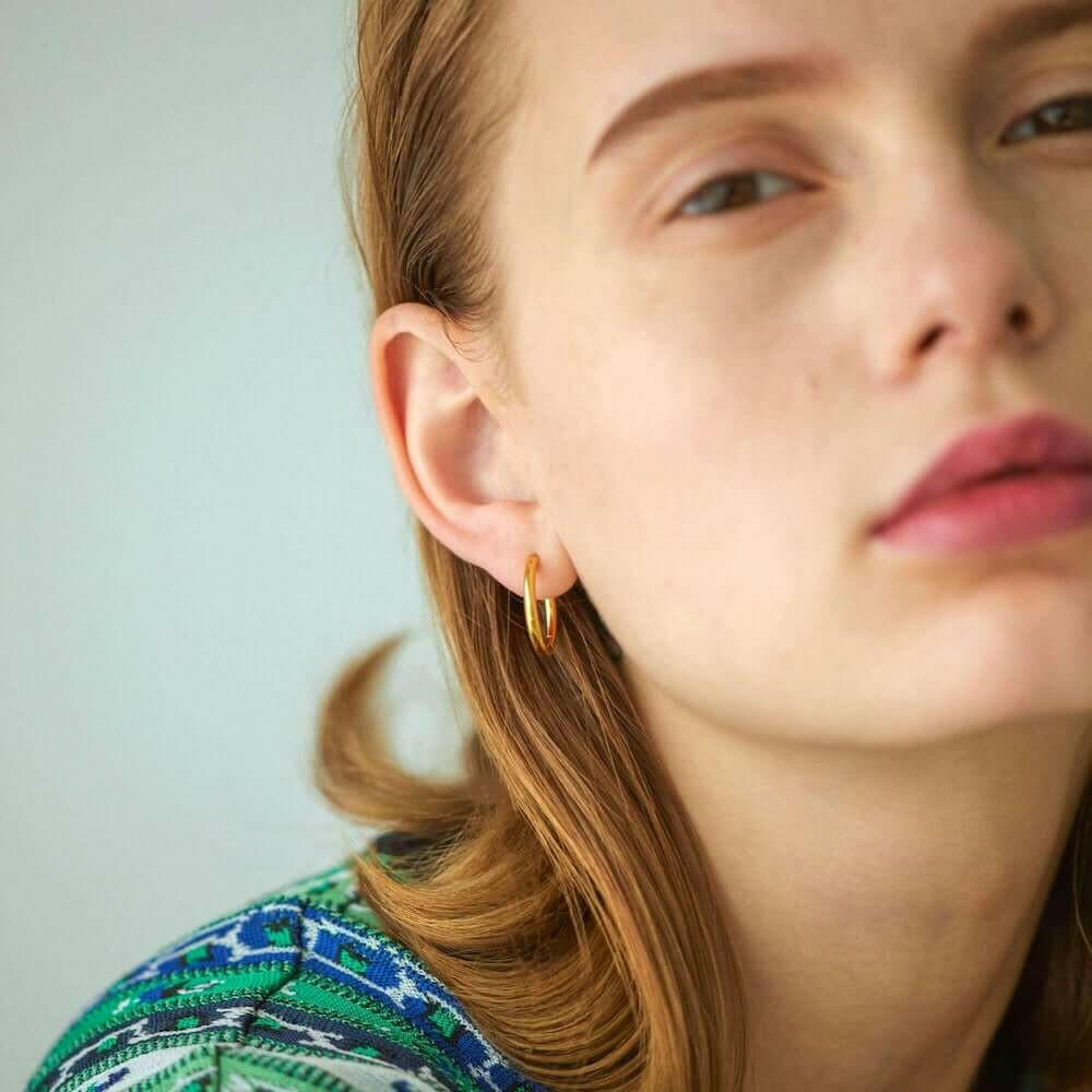 クラシックフープピアス M ゴールド 着用画像 | 顔周りをモードに彩るおしゃれな大ぶりフープピアス