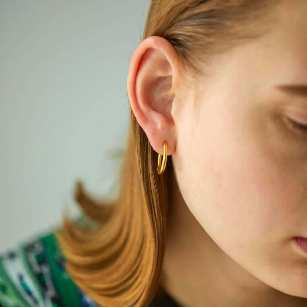 クラシックフープピアス M ゴールド 着用画像 | シンプルながら存在感を放つ18Kコーティングのリングピアス