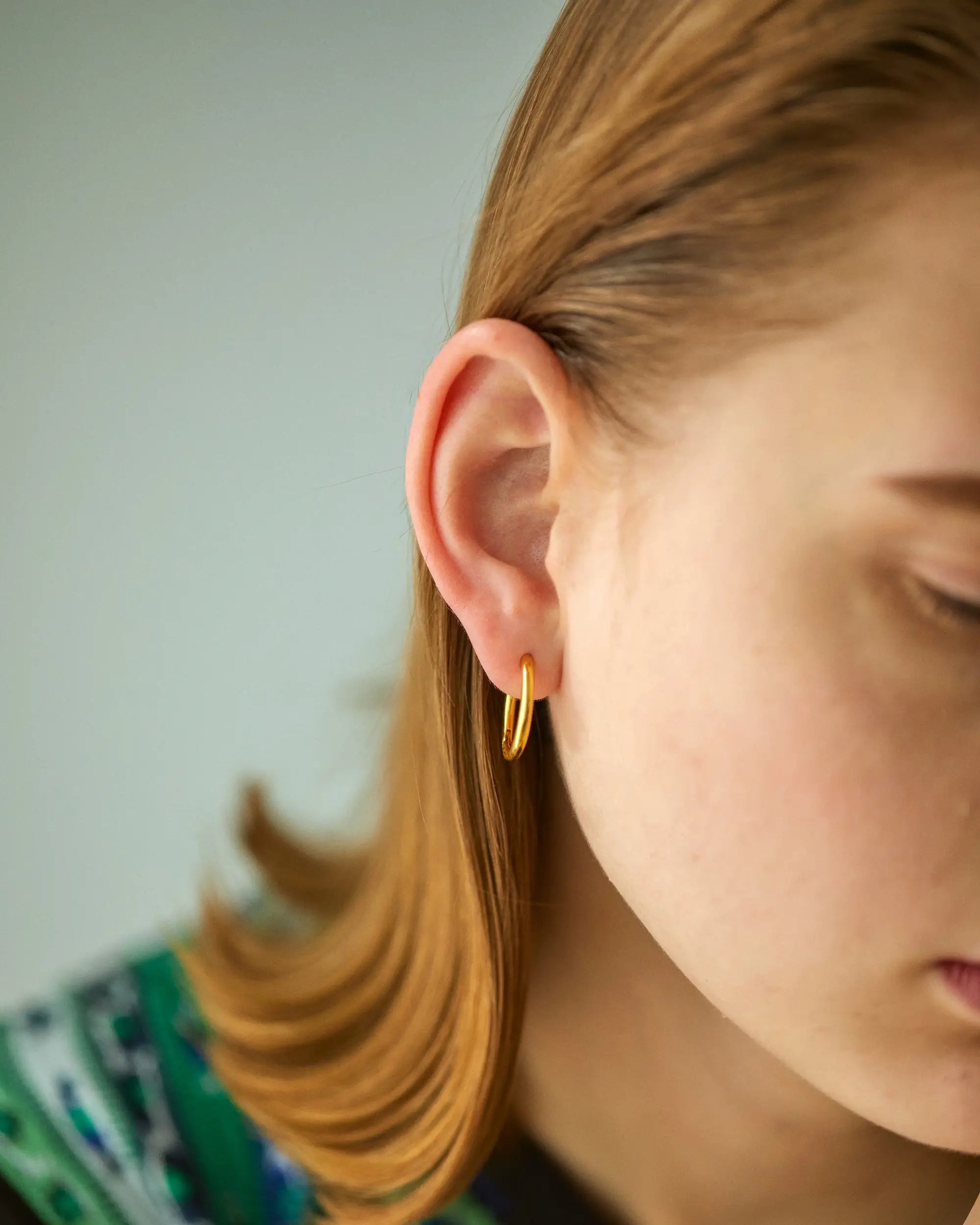 クラシックフープピアス M ゴールド 着用画像 | シンプルながら存在感を放つ18Kコーティングのリングピアス