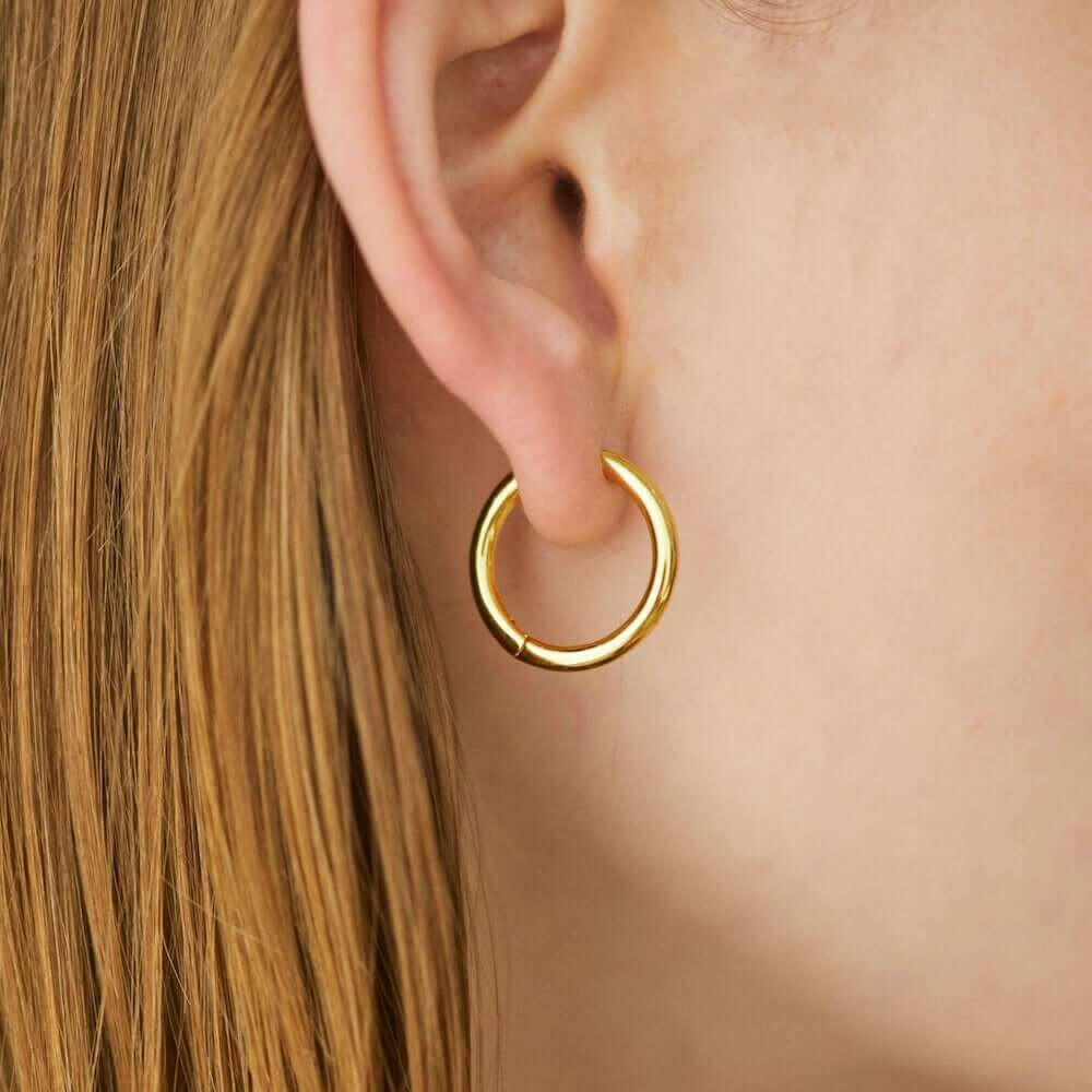 クラシックフープピアス M ゴールド 着用画像 | 横顔に映える程よいボリュームの18Kコーティングピアス