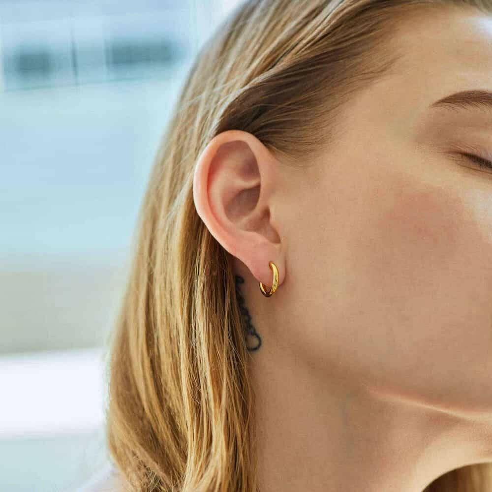 クラシックフープピアス S ゴールド 着用画像 | 顔周りを明るく見せる18Kコーティングのフープピアス