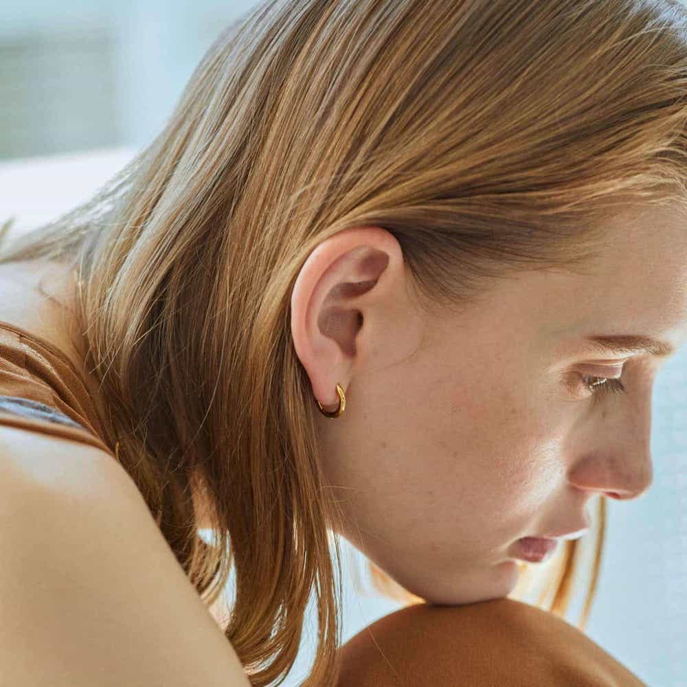 クラシックフープピアス S ゴールド 着用画像 | プレゼントにも人気のさりげない大人ゴールドピアス