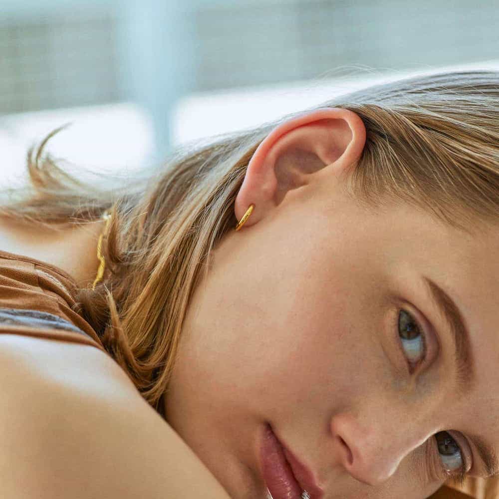 クラシックフープピアス S ゴールド 着用画像 | 寝る時もつけっぱなしOKなスキンジュエリー