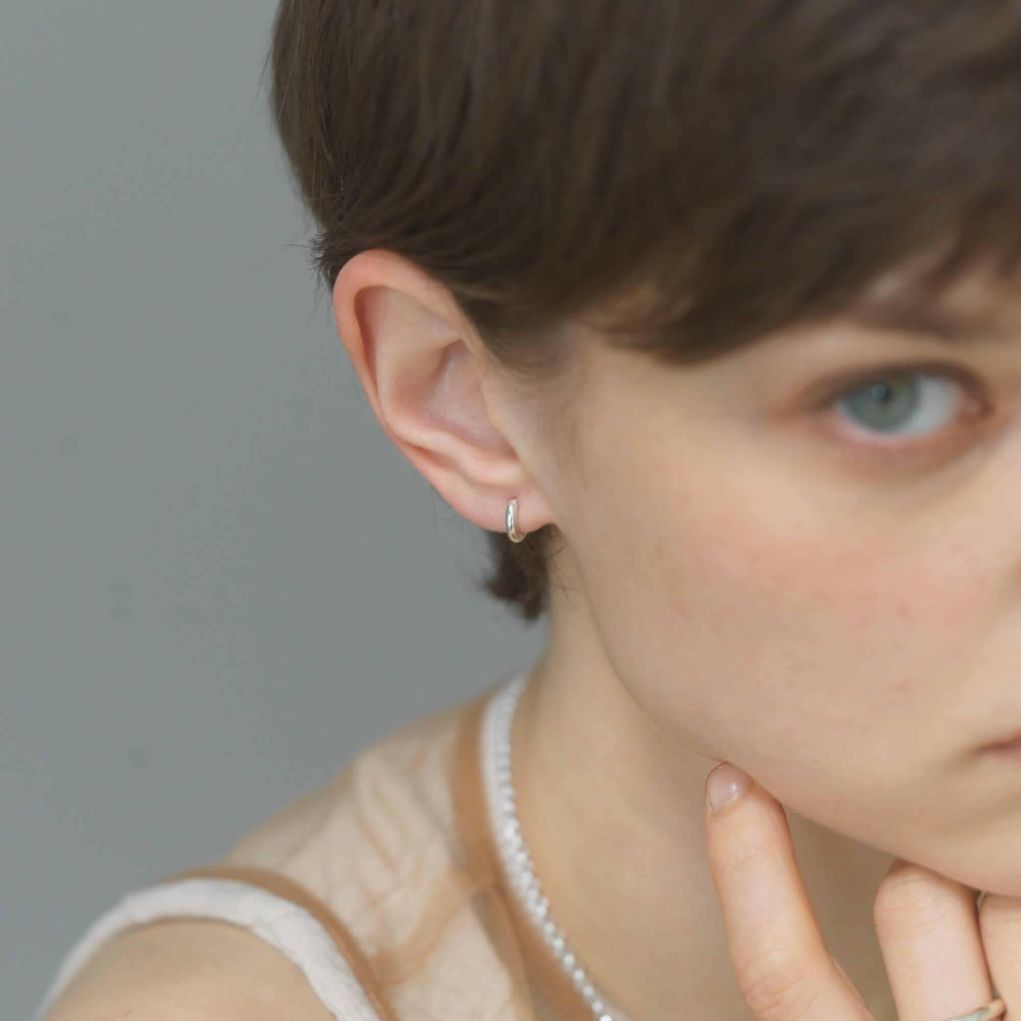 クラシックフープピアス XS シルバー925 着用画像 | 耳たぶにフィットする極小フープピアス 横顔
