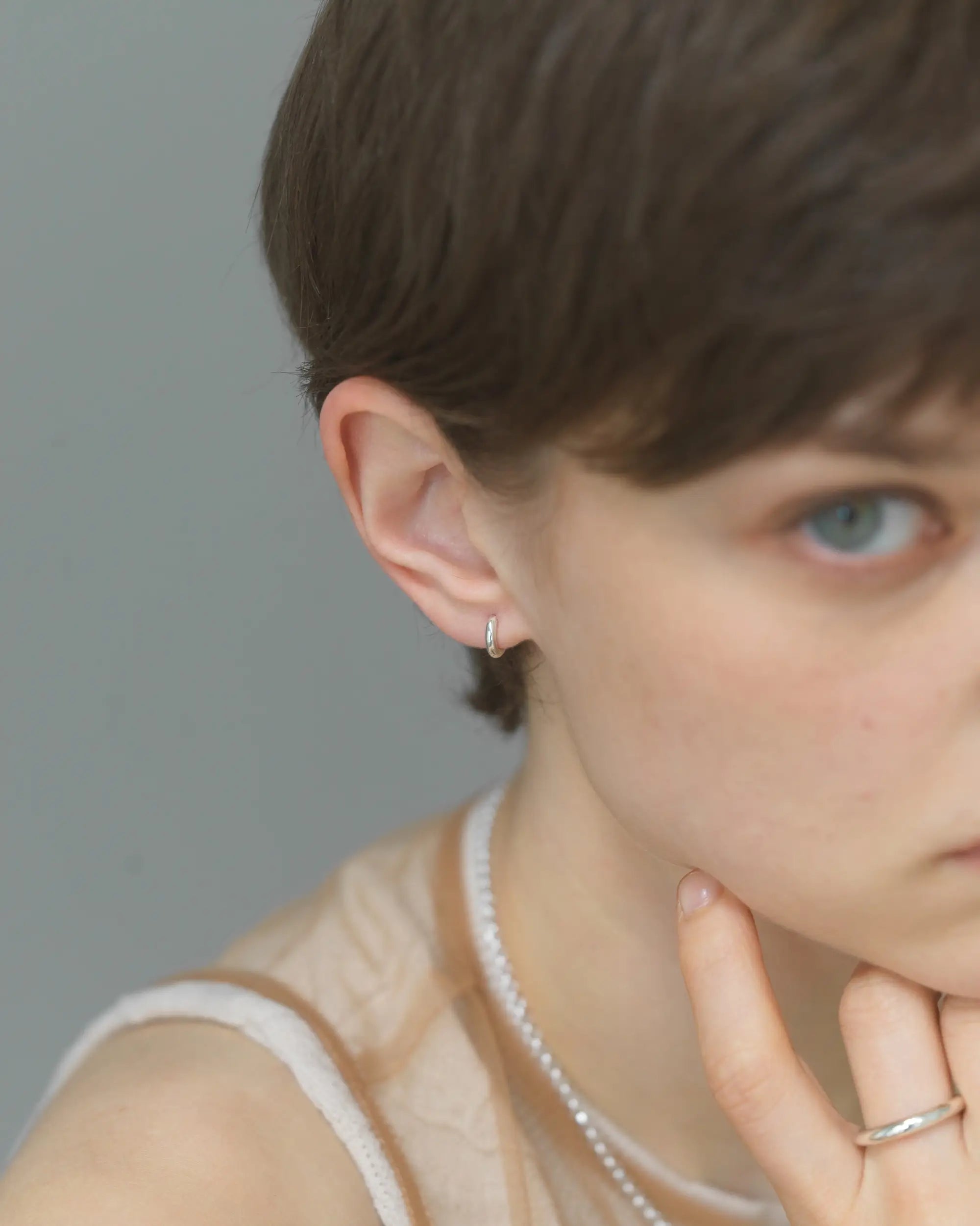 クラシックフープピアス XS シルバー925 着用画像 | 耳たぶにフィットする極小フープピアス 横顔