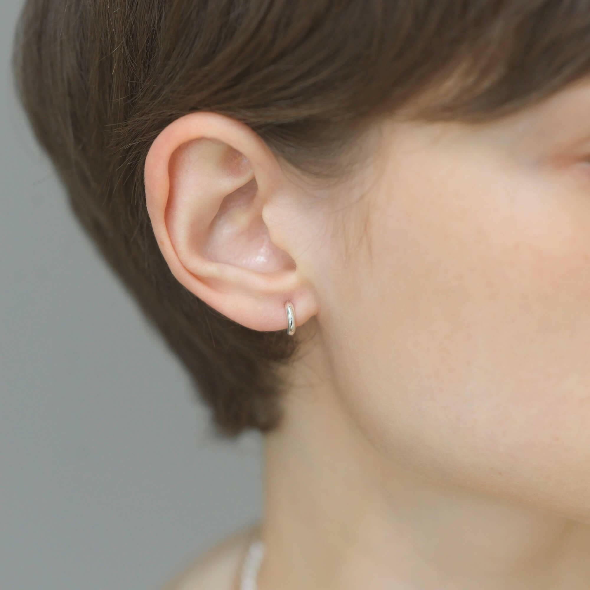 クラシックフープピアス XS シルバー925 着用画像 | 耳たぶにフィットする極小フープピアス 横顔