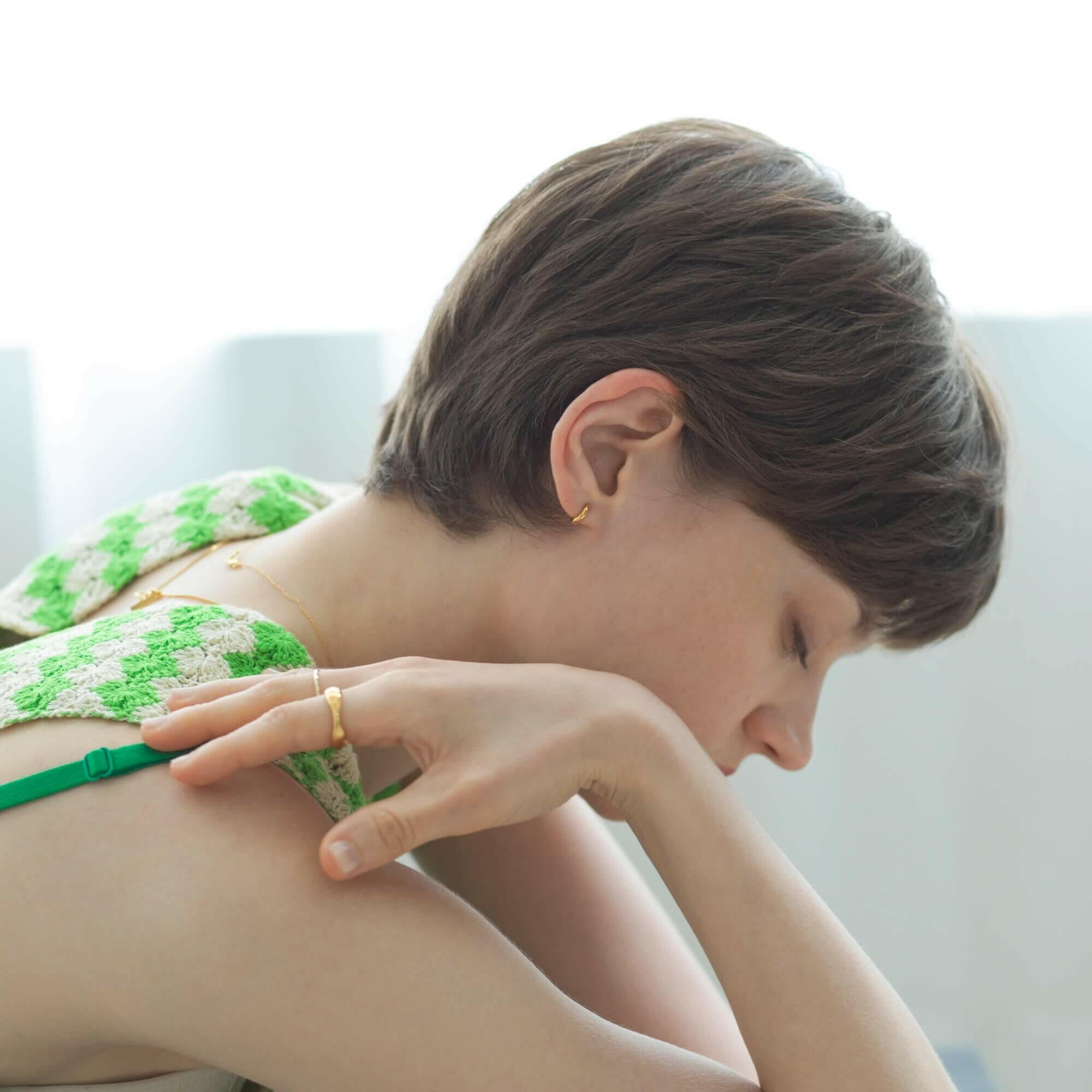 クラシックフープピアス XS ゴールド 着用画像 | ショートヘアに似合う小ぶりでおしゃれなシンプルデザイン