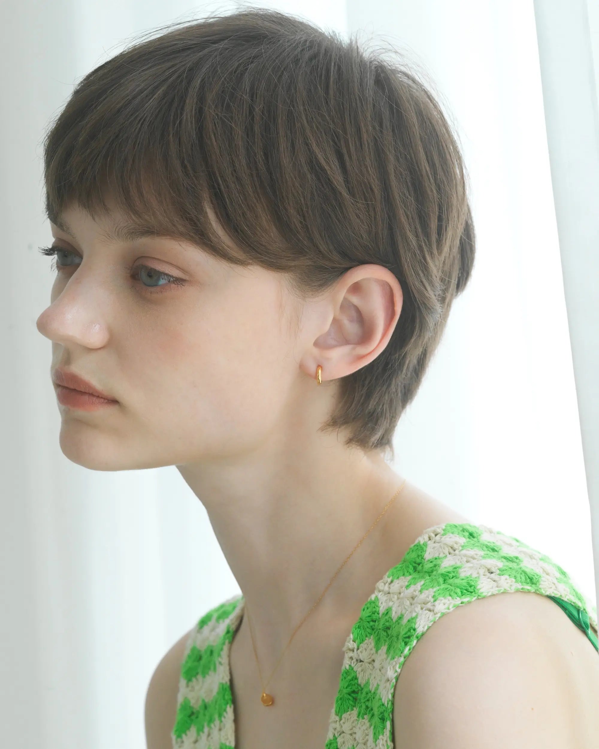 クラシックフープピアス XS ゴールド 着用画像 | ショートヘアに似合う小ぶりでおしゃれなシンプルデザイン