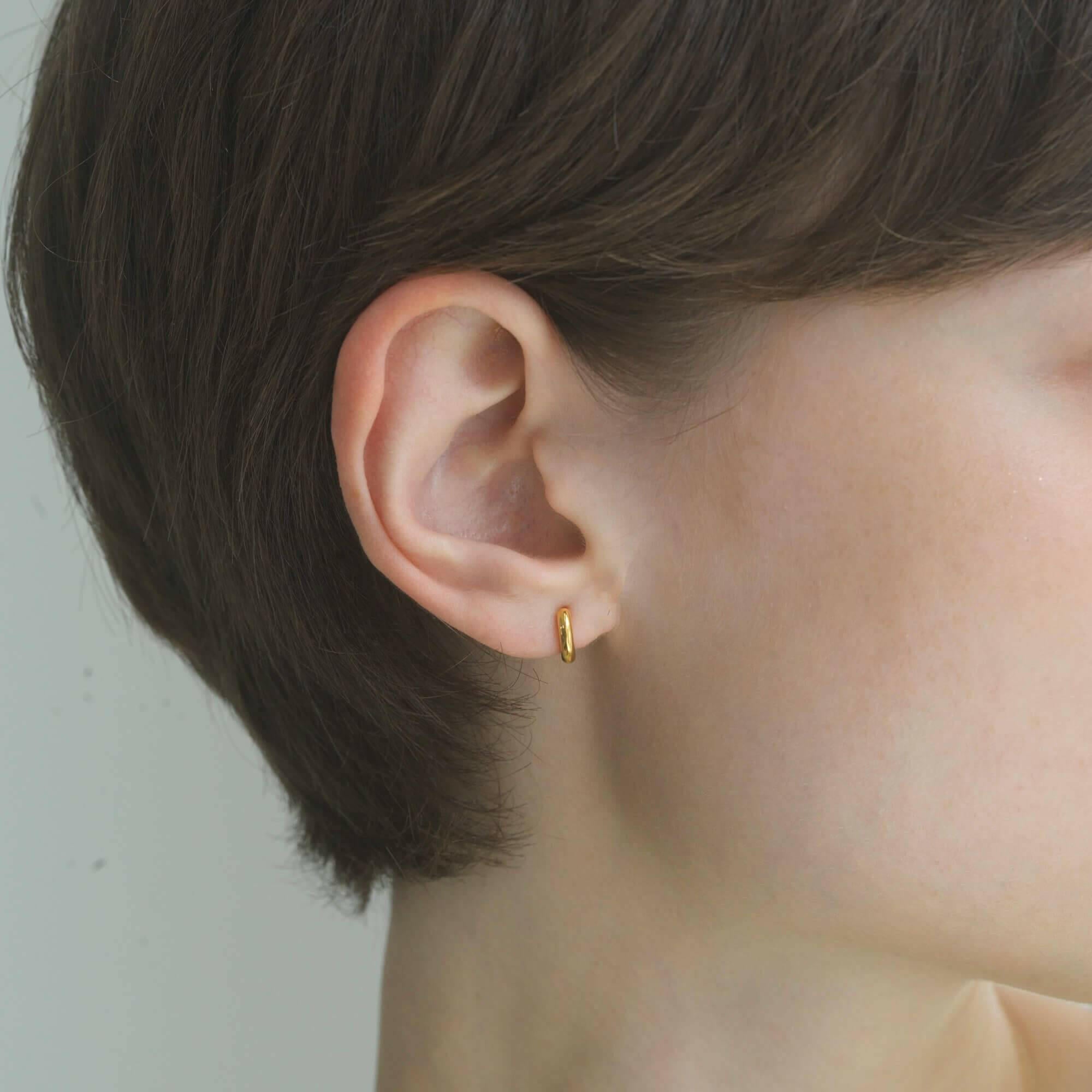 クラシックフープピアス XS ゴールド 着用画像 | 肌馴染みの良い18Kコーティングの小ぶりなリングピアス