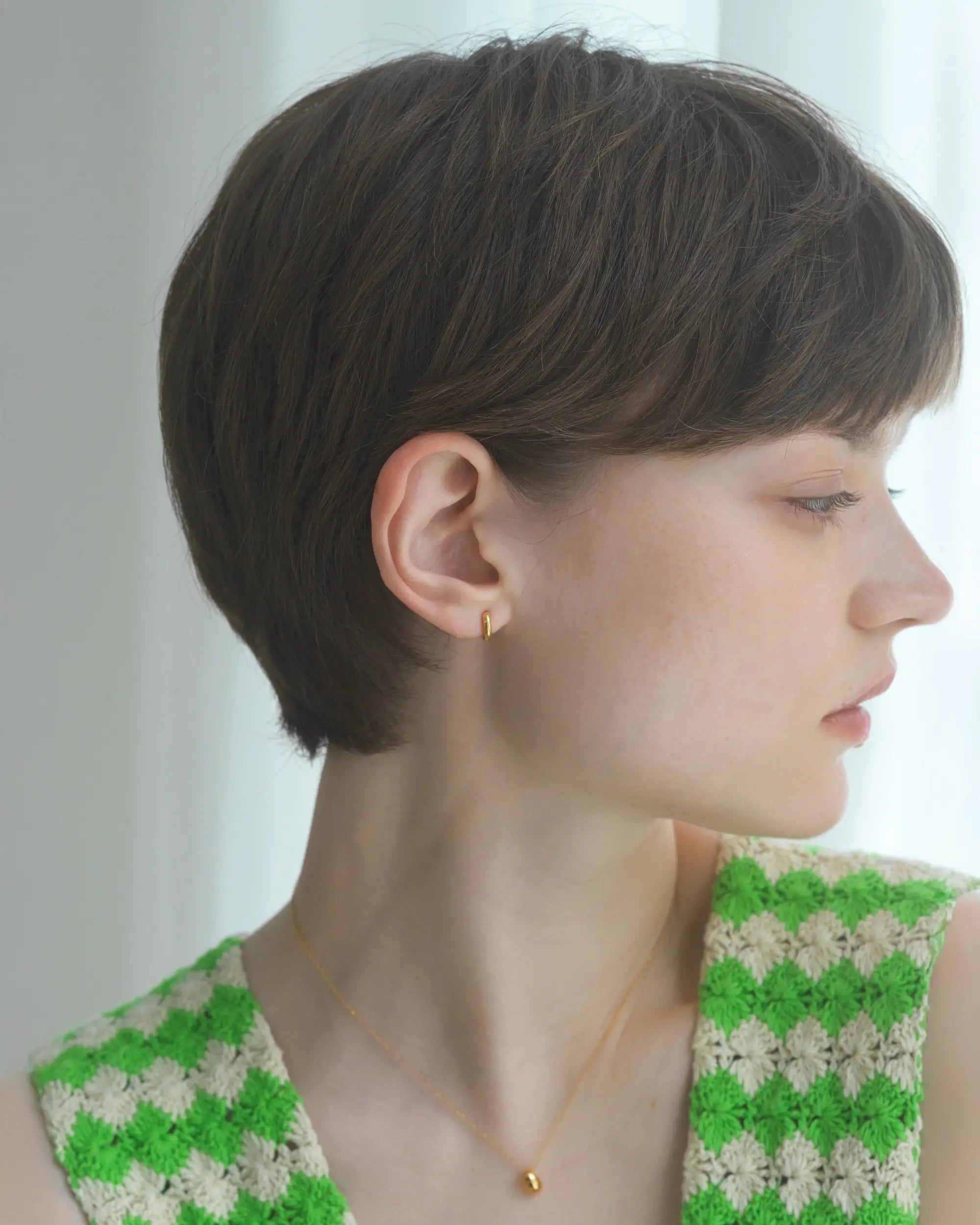 仕事も睡眠もつけっぱなしにできる極小サイズ。クラシックフープピアス XS(ゴールド)着用イメージ