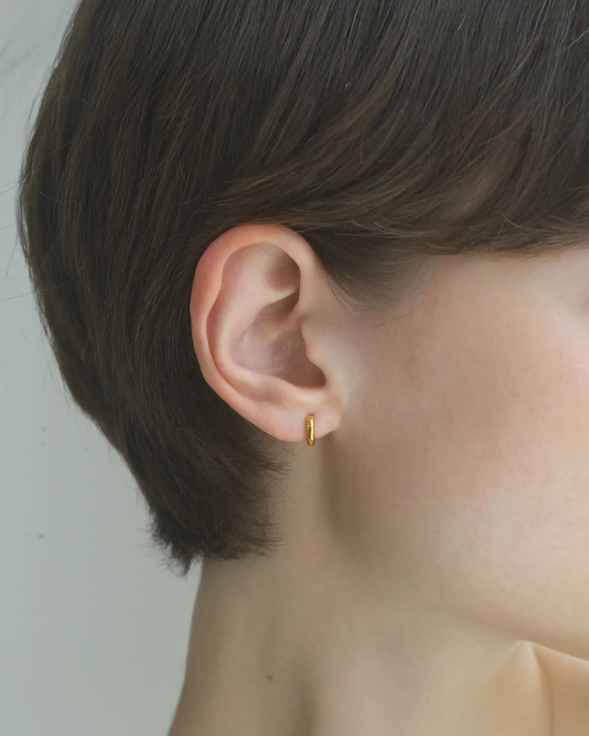 クラシックフープピアス XS ゴールド 着用画像 | 肌馴染みの良い18Kコーティングの小ぶりなリングピアス