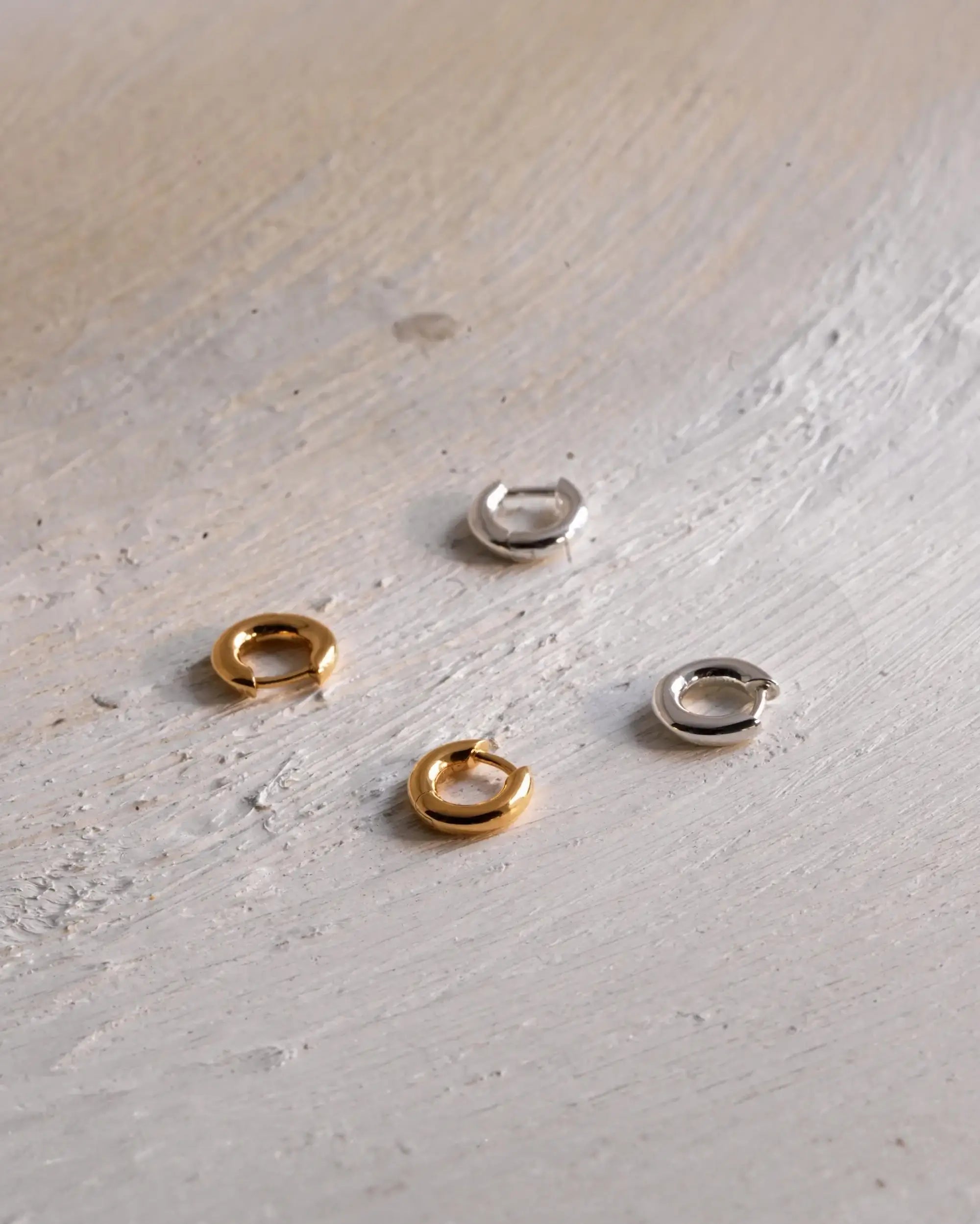 クラシックフープピアス XS ゴールド・シルバー 置き画 | 色違い比較 18Kコーティングとシルバー925の質感