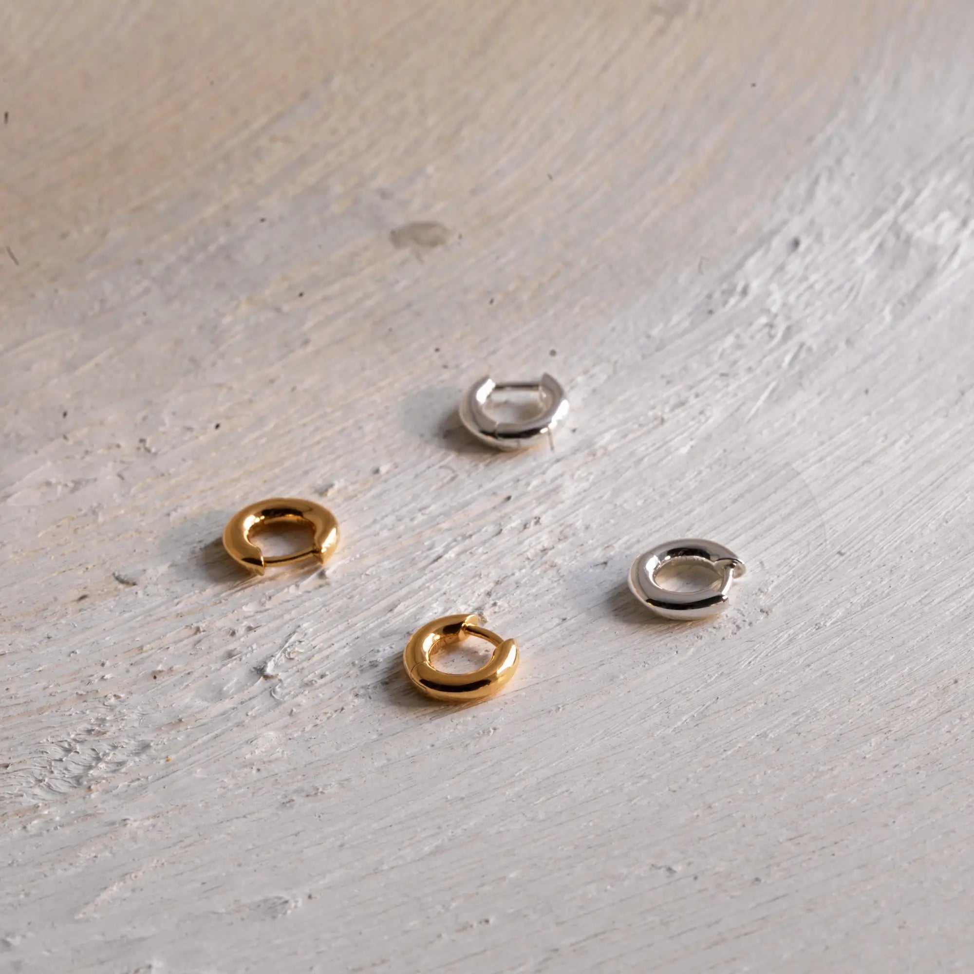 クラシックフープピアス XS ゴールド・シルバー 置き画 | 色違い比較 18Kコーティングとシルバー925の質感