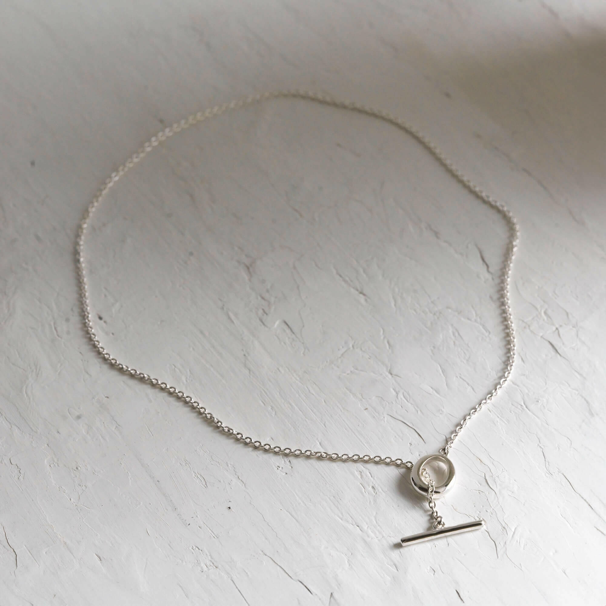 デュードロップネックレス シルバー925 | マンテルにチェーンを巻いた特徴的なY字シルエット