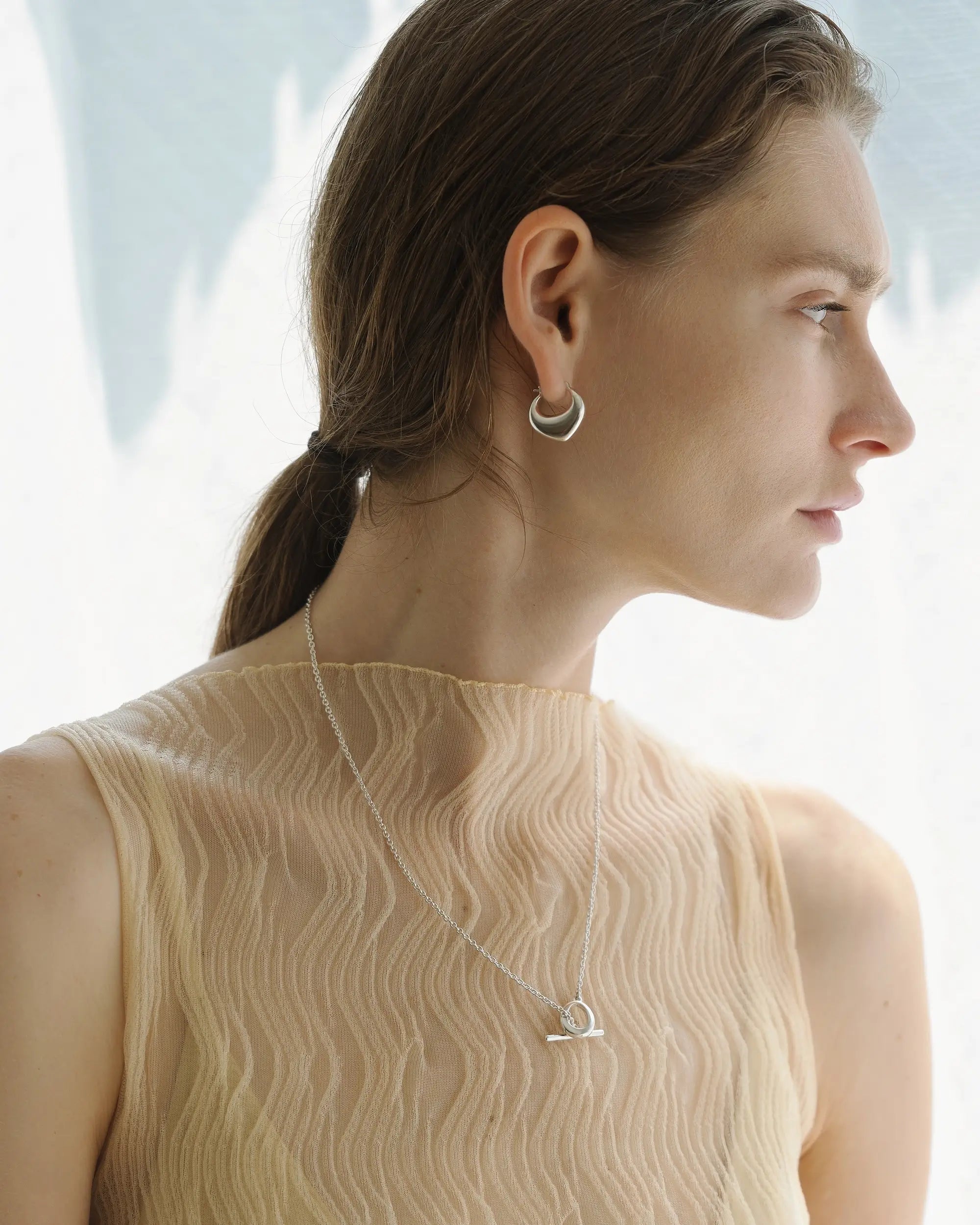 デュードロップネックレス シルバー 横顔 | 繊細なチェーンが肌に馴染むスキンジュエリー