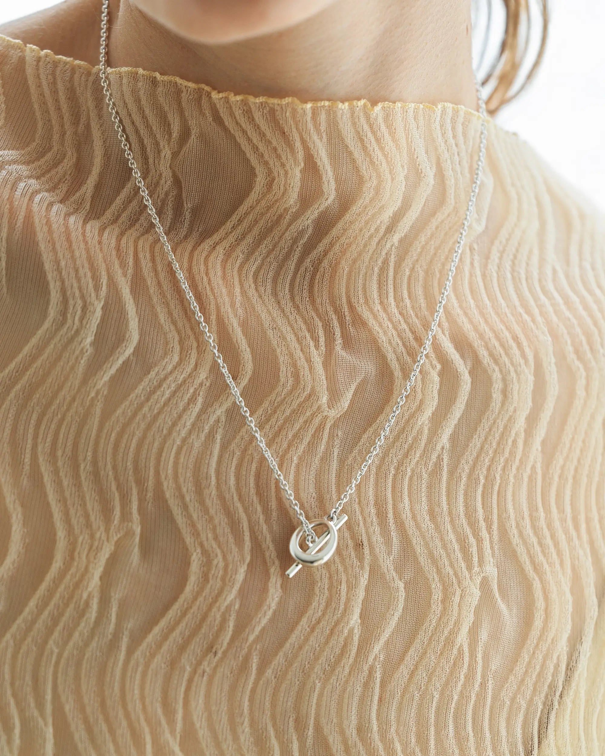 デュードロップネックレス シルバー アップ | マンテルパーツが胸元のアクセントになるY字ネックレス