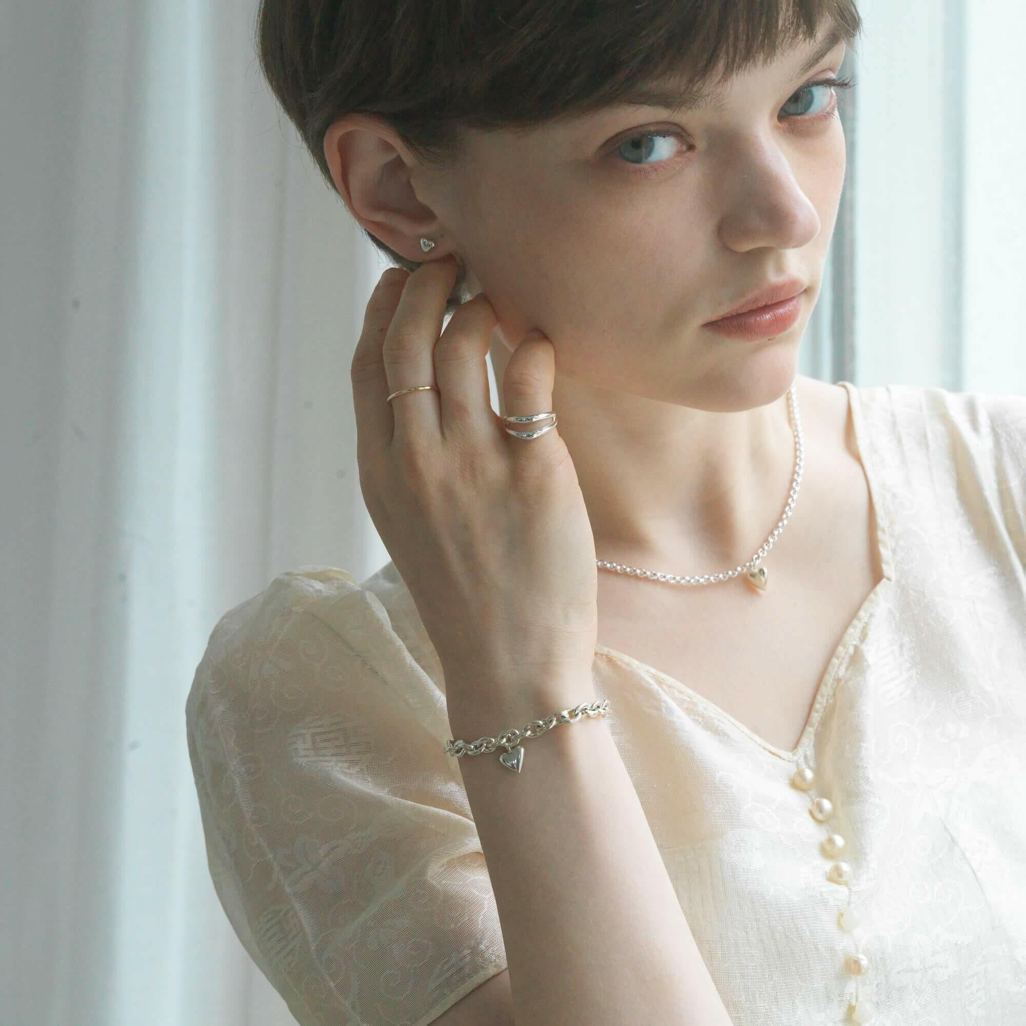 ダブルカーブリング ゴールド コーディネート | シンプルながら視線を引く立体的なフォルム