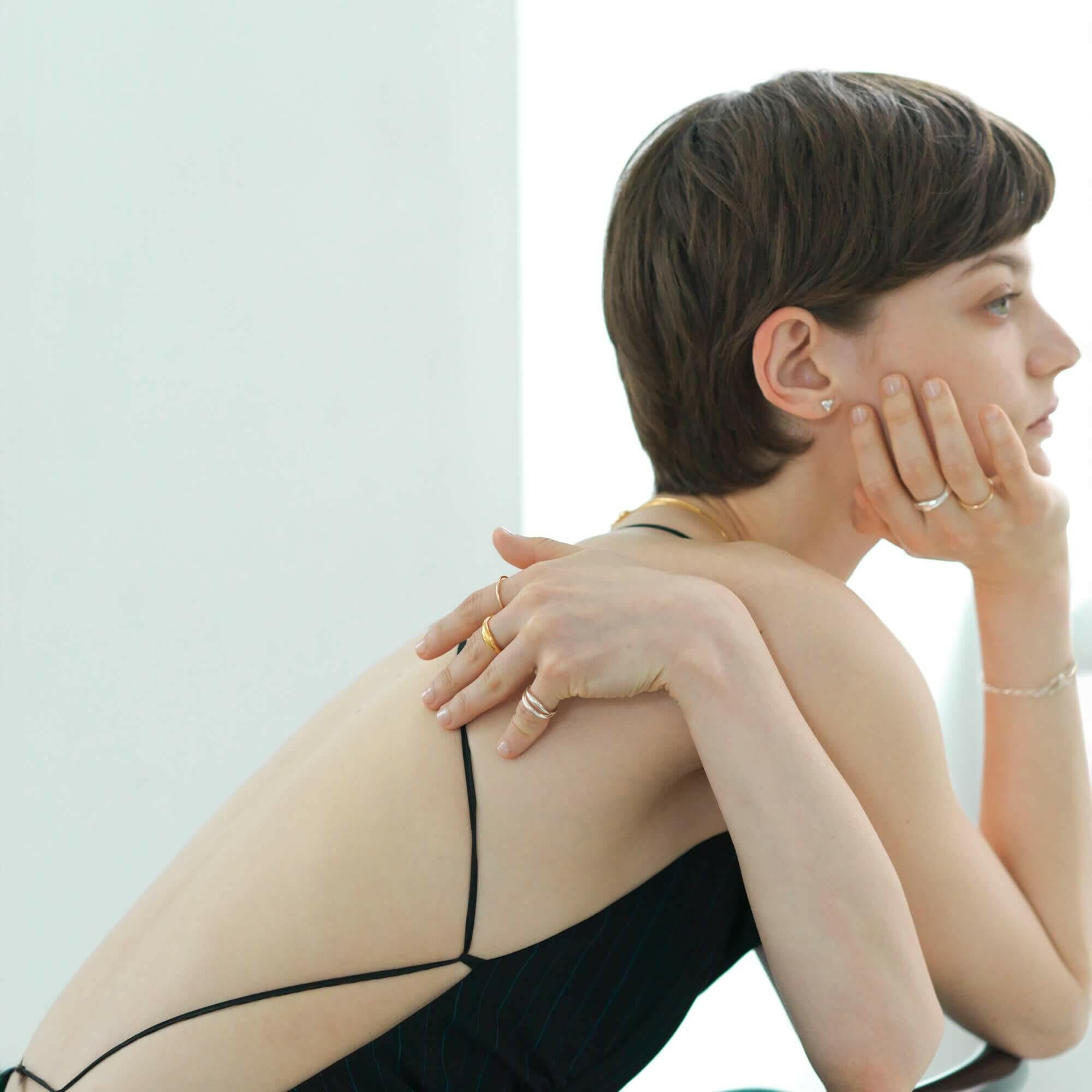 ダブルカーブリング ゴールド 着用 | 3号からのサイズ展開でピンキーリングにも最適