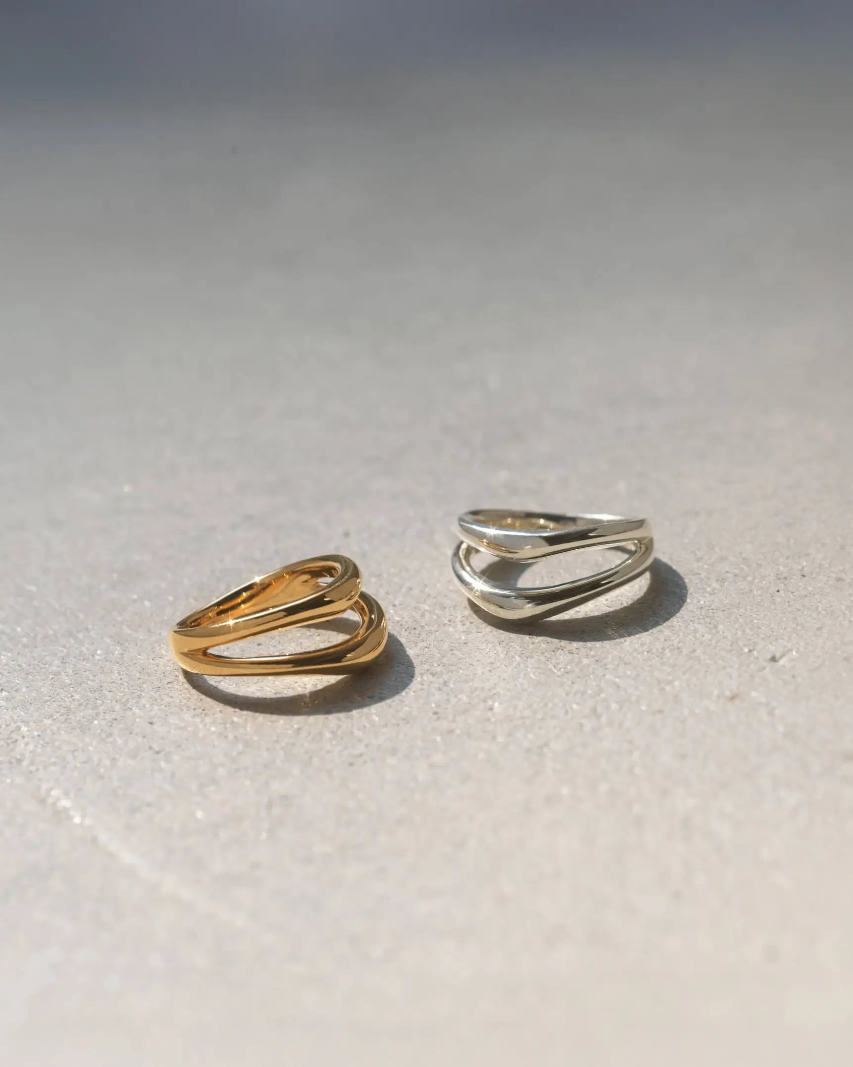 ダブルカーブリング シルバー・ゴールド 置き画 | 2本のラインが描く抜け感と軽やかさ