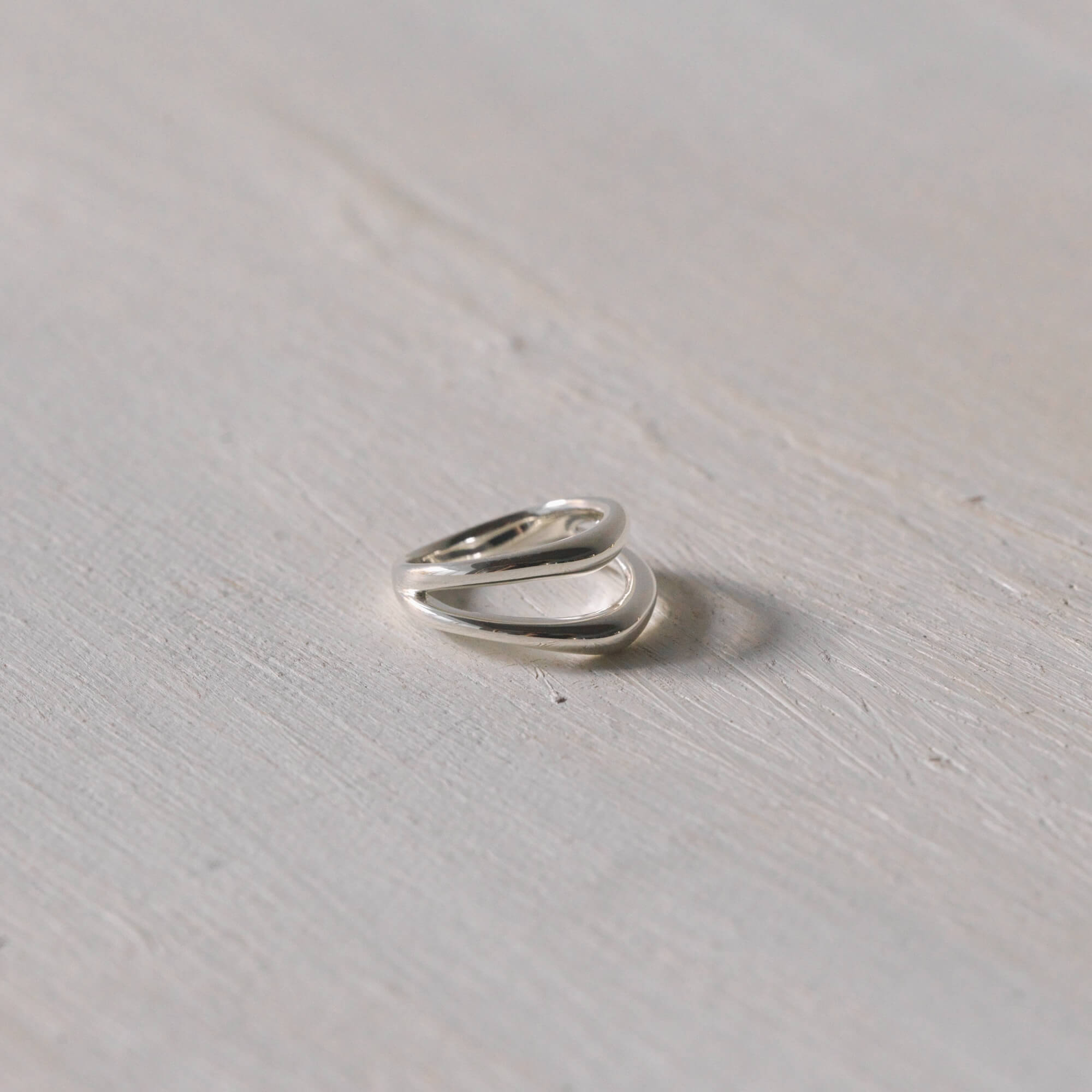 ダブルカーブリング シルバー925 全体 | 2本のラインが流れるように交差するミニマルデザイン