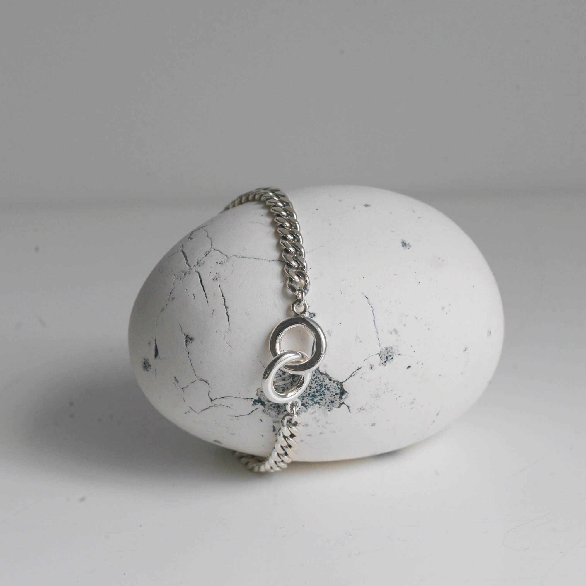 ダブルリングチェーンブレスレット シルバー925 置き画 | 絡み合う2つのリングが絆を象徴する喜平チェーンブレス