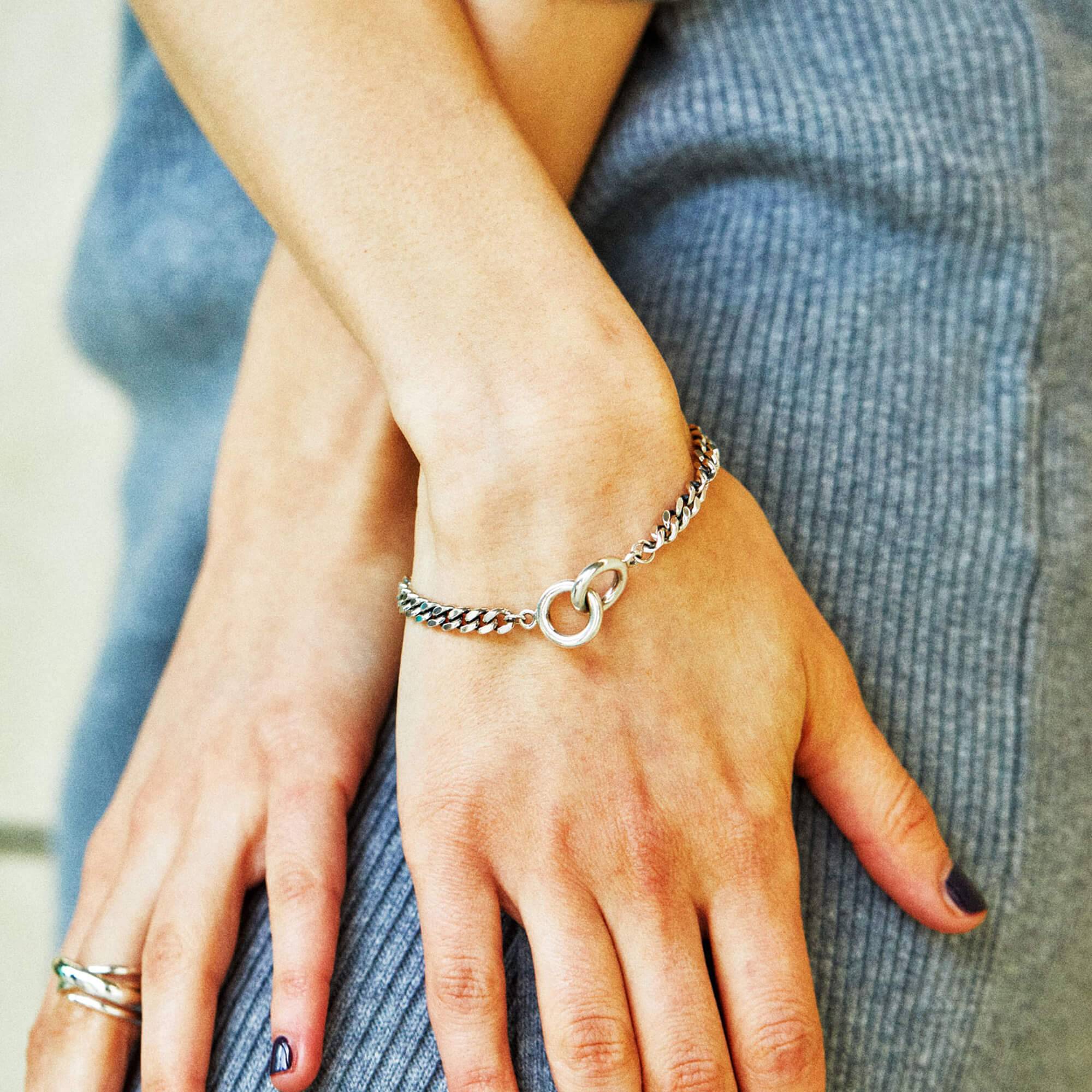 ダブルリングチェーンブレスレット ペア | パートナーとお揃いで楽しめるユニセックスなデザイン