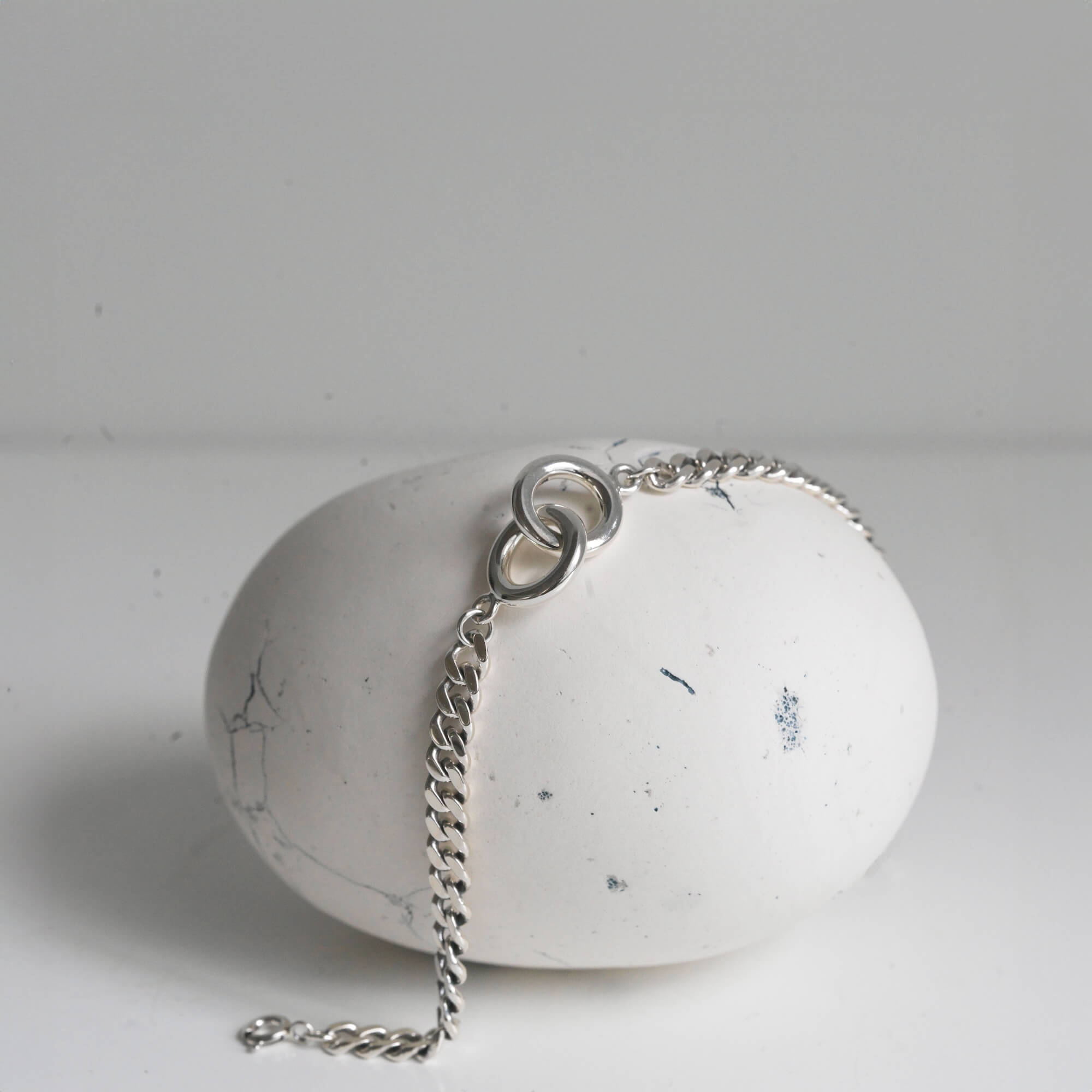 ダブルリングチェーンブレスレット シルバー 置き画 | 艶やかな鏡面仕上げのリングと喜平チェーンのコントラスト