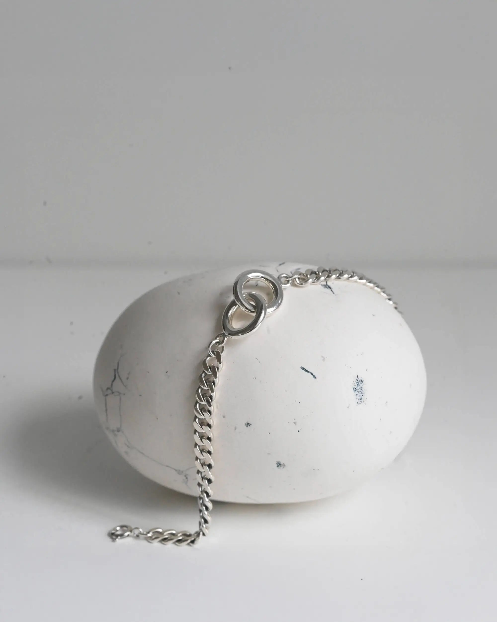 ダブルリングチェーンブレスレット シルバー 置き画 | 艶やかな鏡面仕上げのリングと喜平チェーンのコントラスト