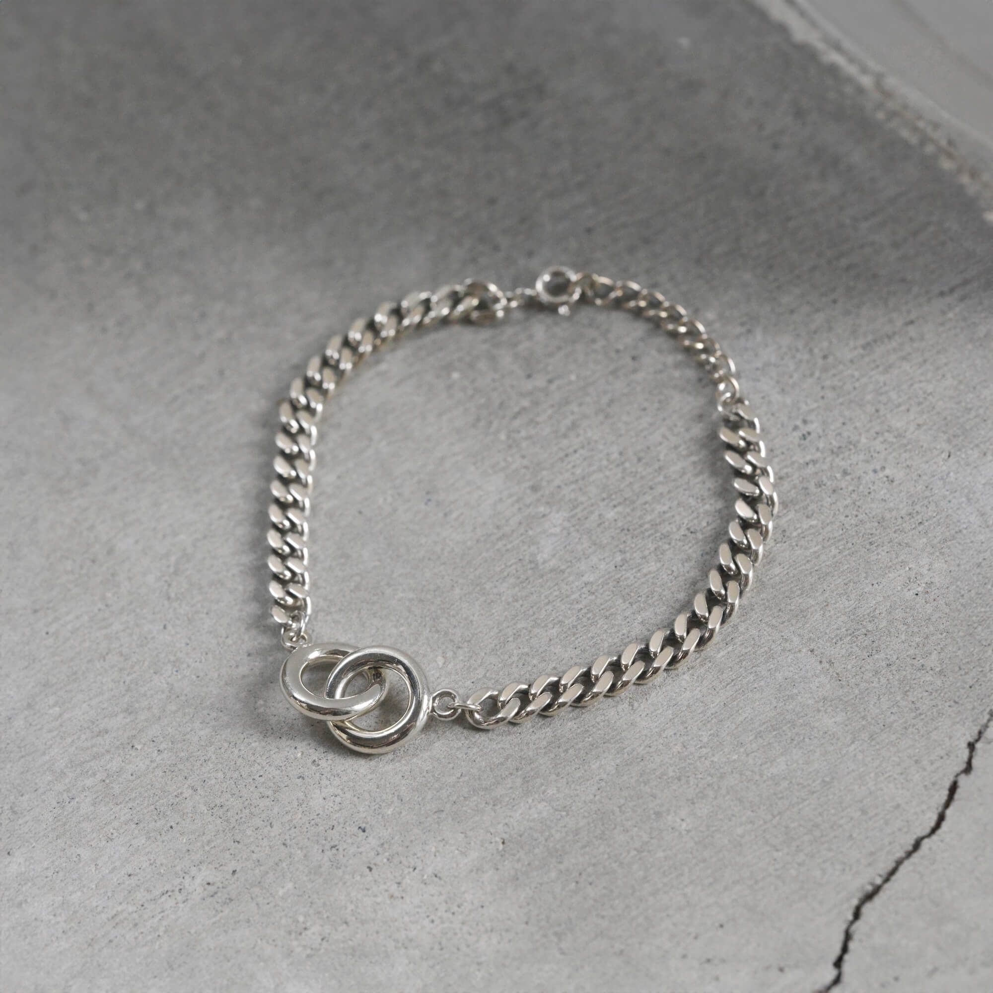ダブルリングチェーンブレスレット 全体 | 重厚感のあるシルバー925素材を使用したロングセラーモデル