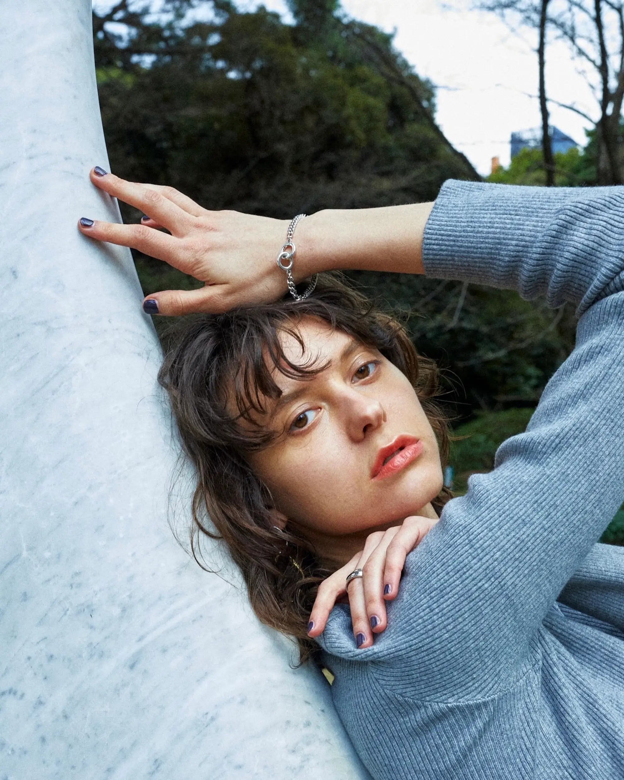 ダブルリングチェーンブレスレット 着用 | シンプルなニットにも映える程よいボリュームのシルバーアクセ