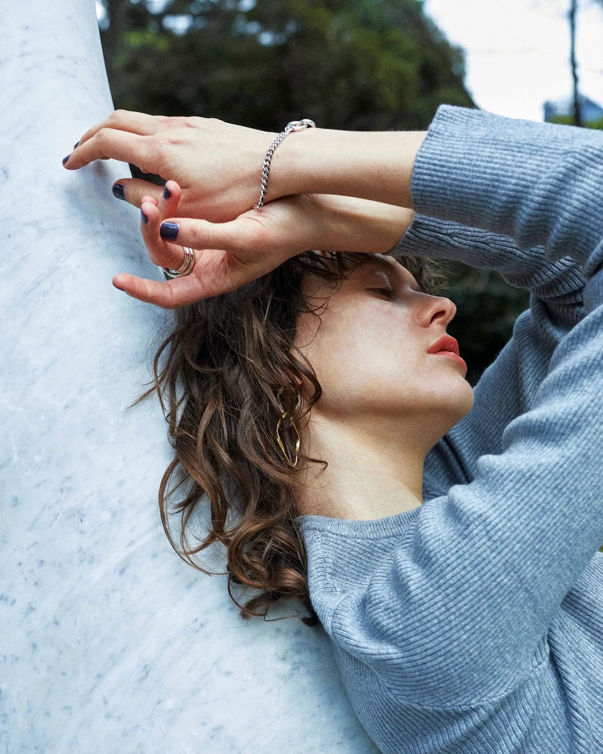 ダブルリングチェーンブレスレット コーディネート | ジェンダーレスに楽しめるモードな雰囲気の喜平チェーン