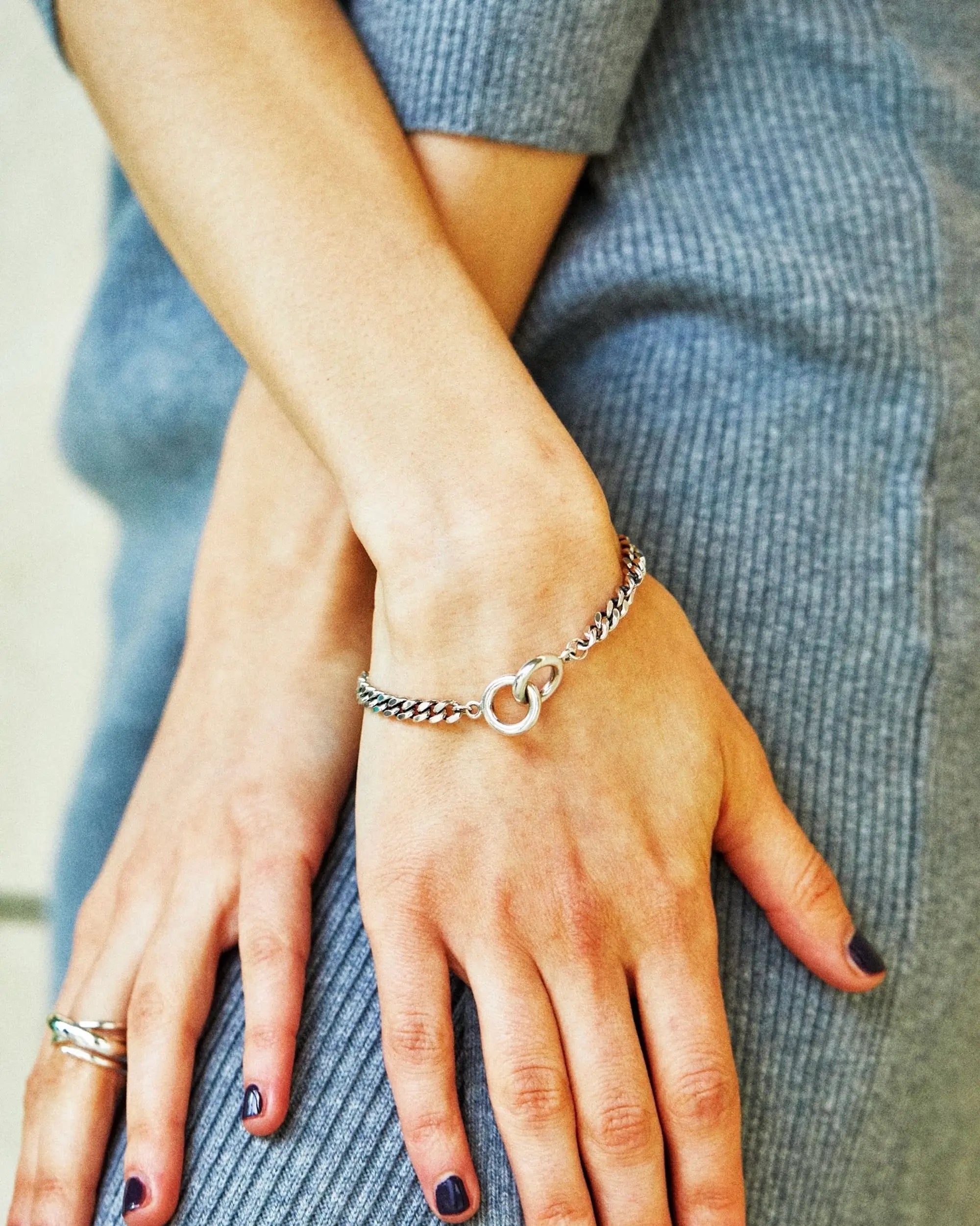 ダブルリングチェーンブレスレット ペア | パートナーとお揃いで楽しめるユニセックスなデザイン