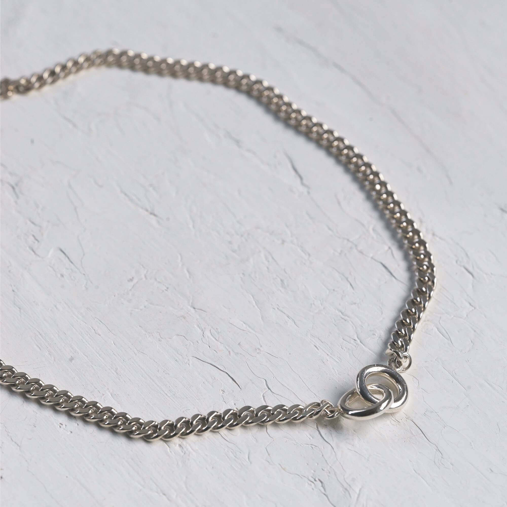 ダブルリングチェーンネックレス シルバー925 | シンプルな背景に映える存在感のあるモチーフネックレス