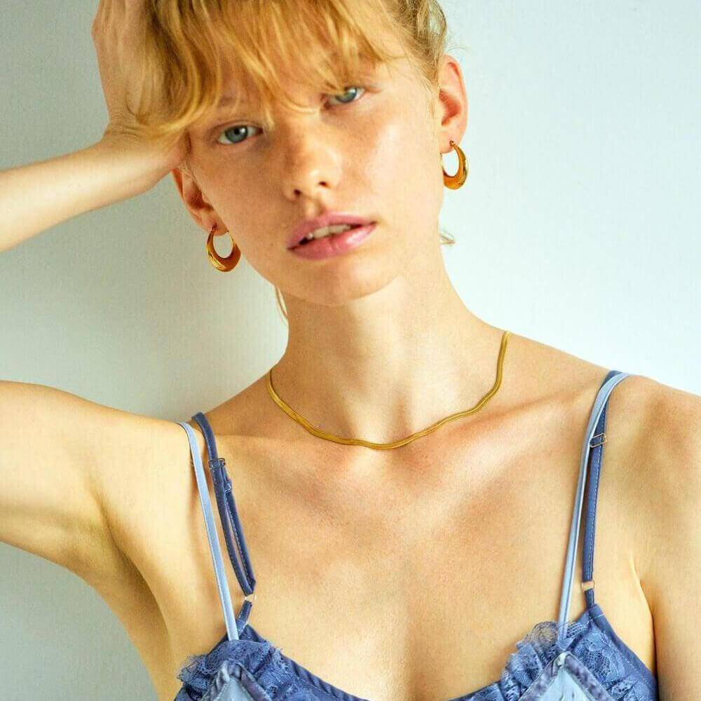 ドロップフープピアス M シルバー 正面 | デコルテを綺麗に見せるリラックス感のあるシルバーピアス